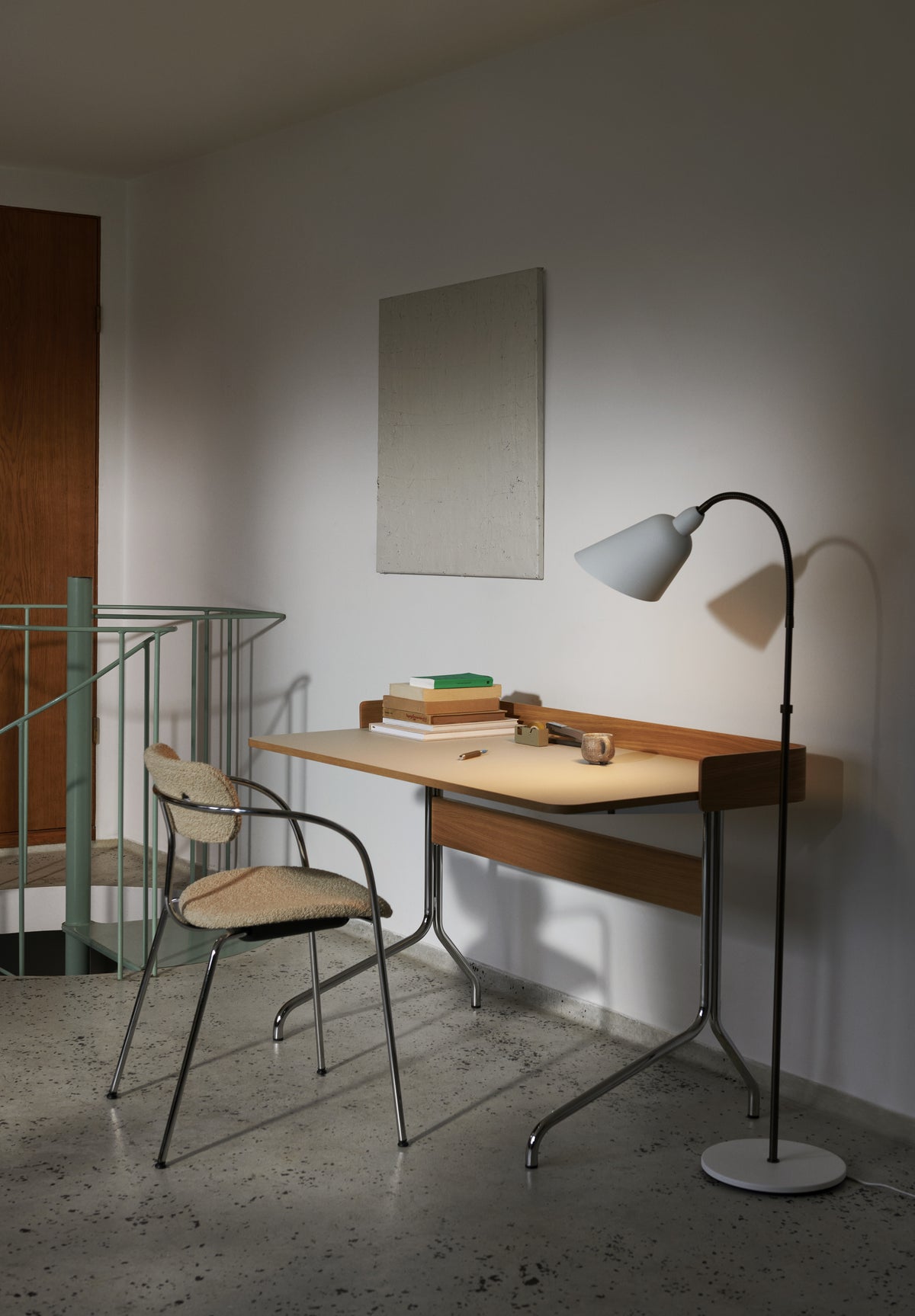 Stolná lampa BELLEVUE AJ7 biela s hnedou mosadznou základňou