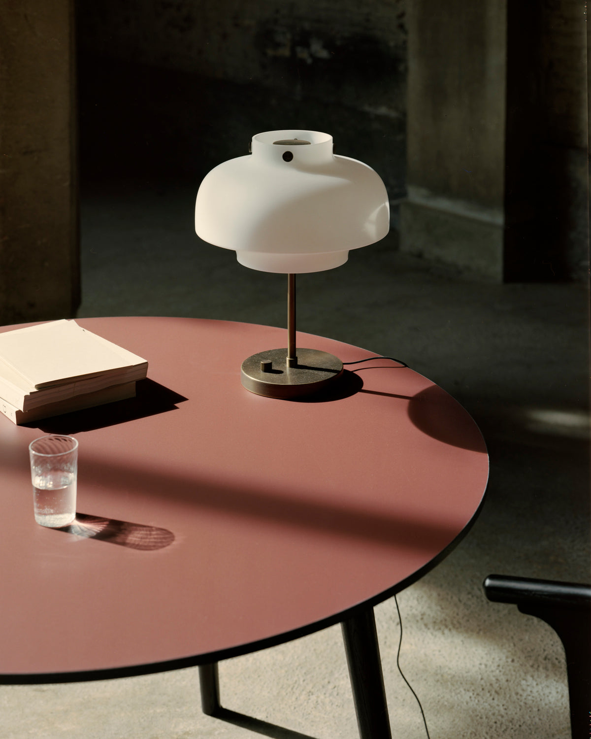 Stolná lampa COPENHAGEN SC13 opálový tienidlo s bronzovou mosadznou základňou
