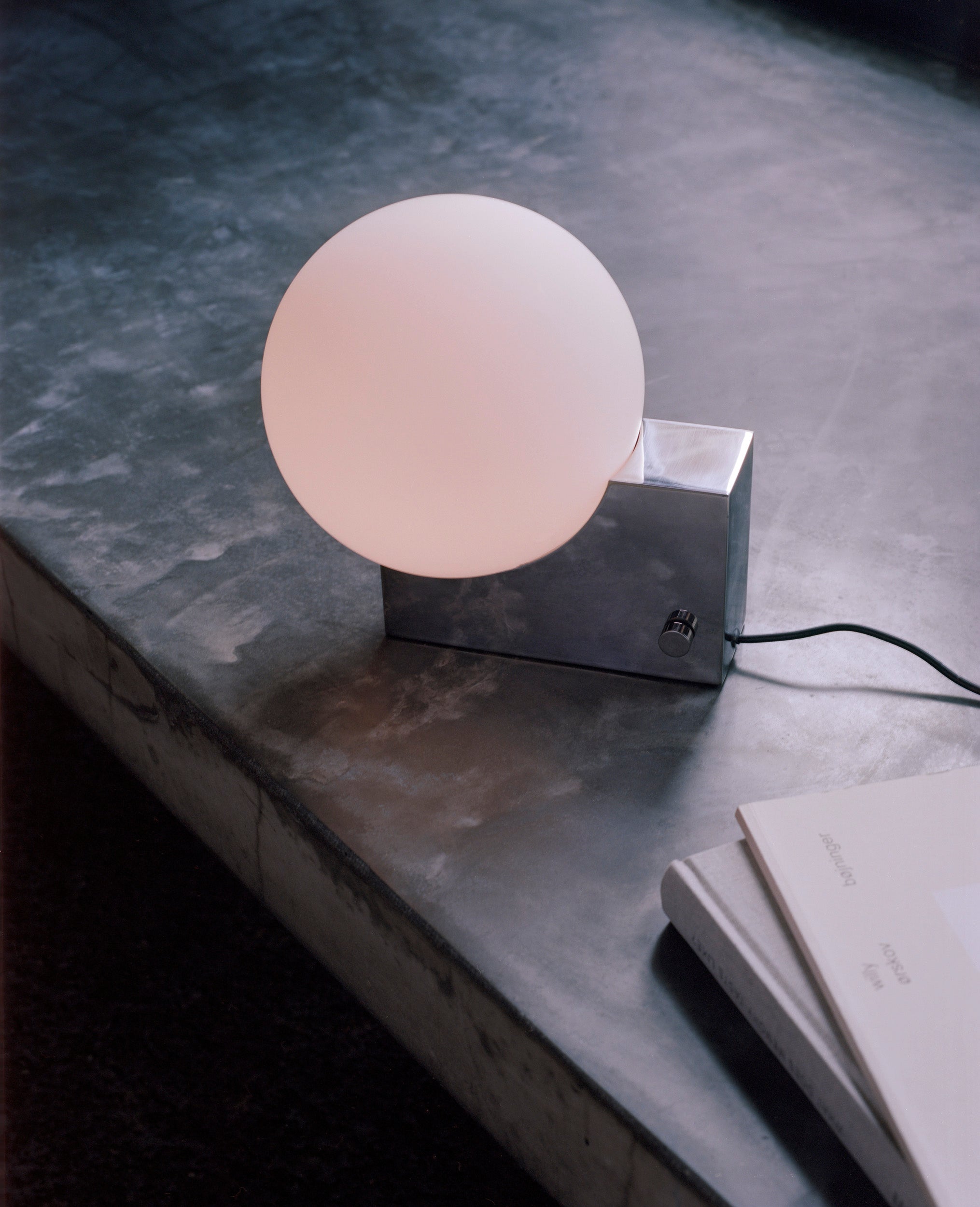 Lampa stolná JOURNEY SH1 s mliečnym tienidlo a šedým podstavcom