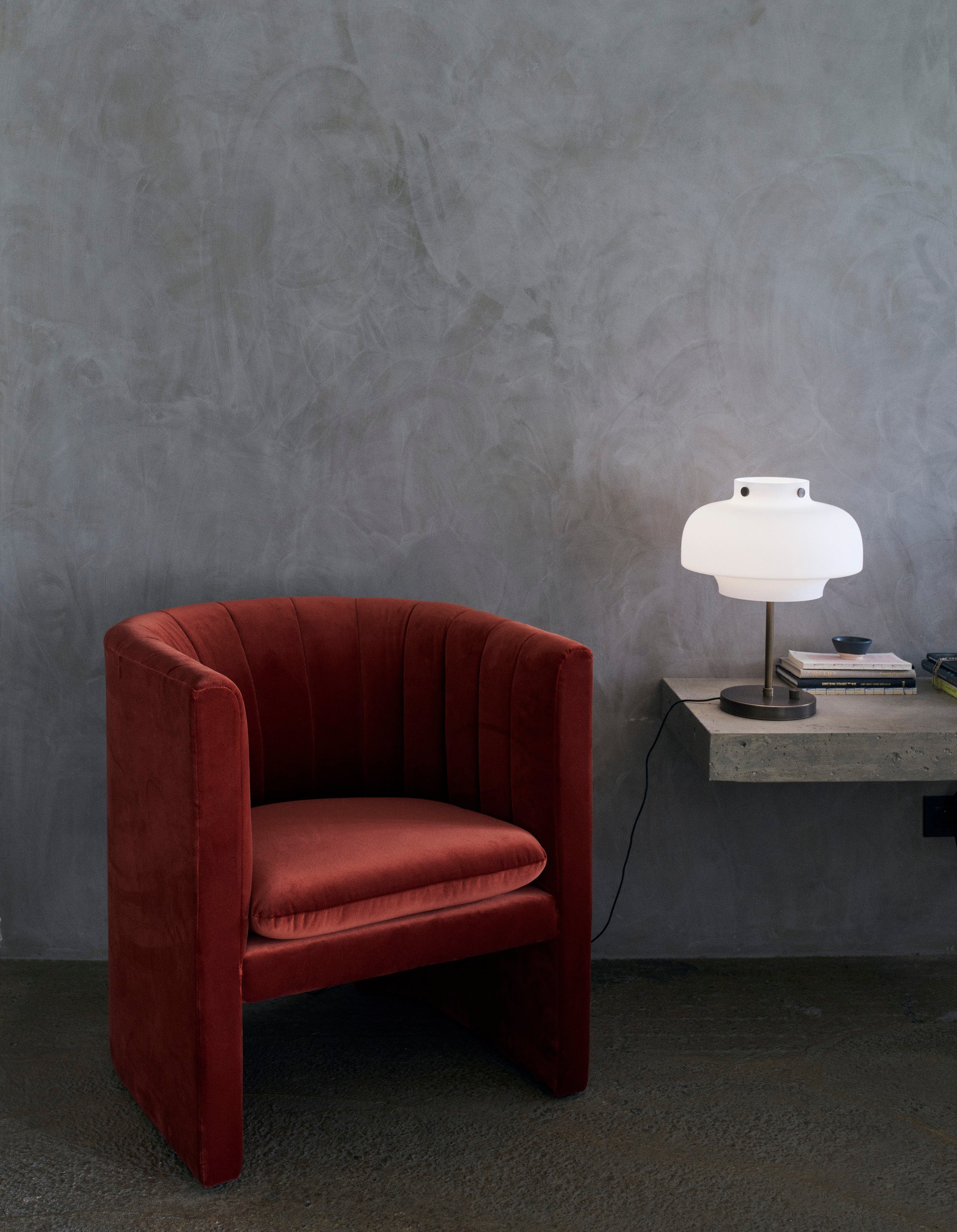 Stolná lampa COPENHAGEN SC13 opálový tienidlo s bronzovou mosadznou základňou