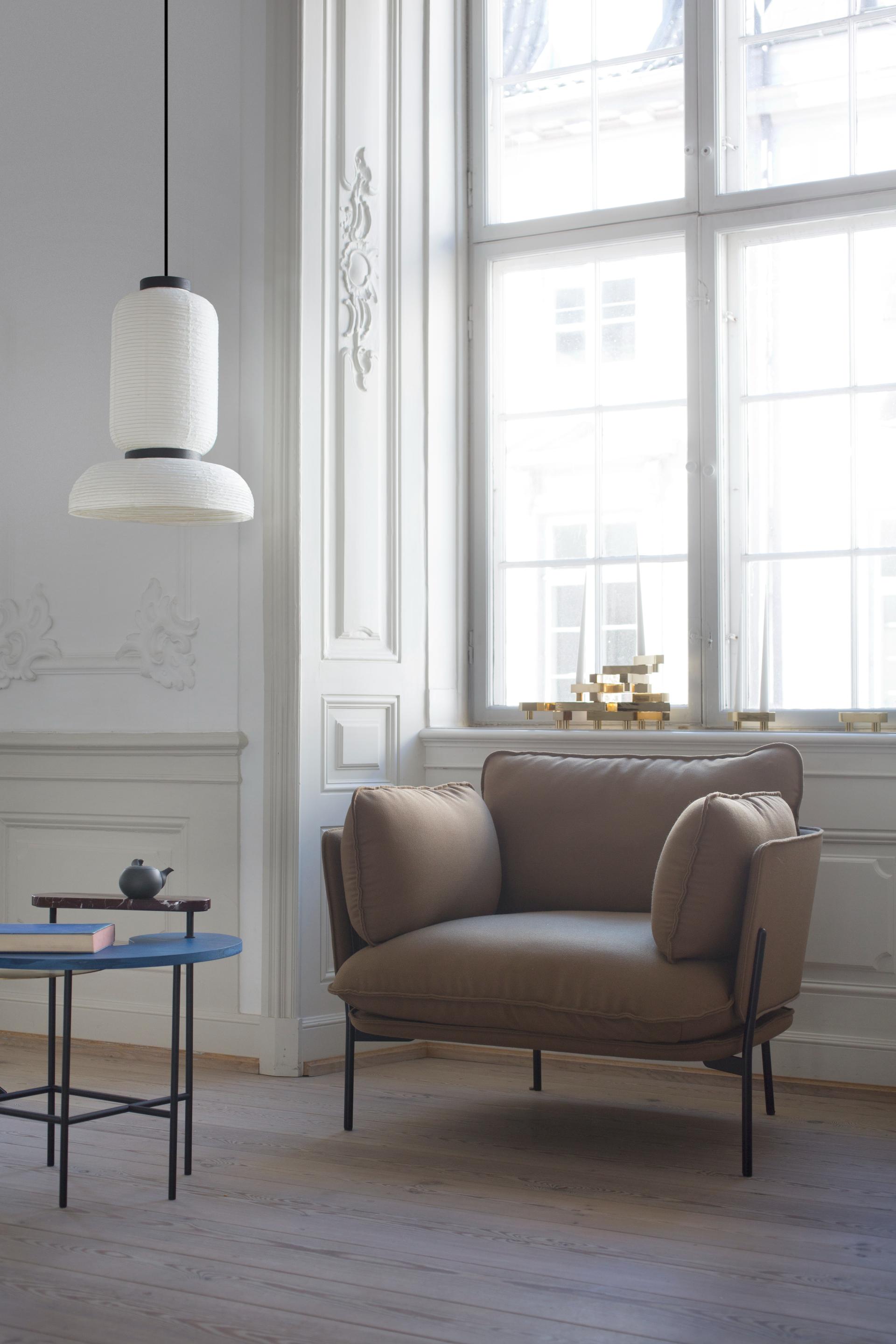 Lampa visiacá FORMAKAMI JH3 s bielym papierovým tienidlom a čiernym dubovým povrchom.