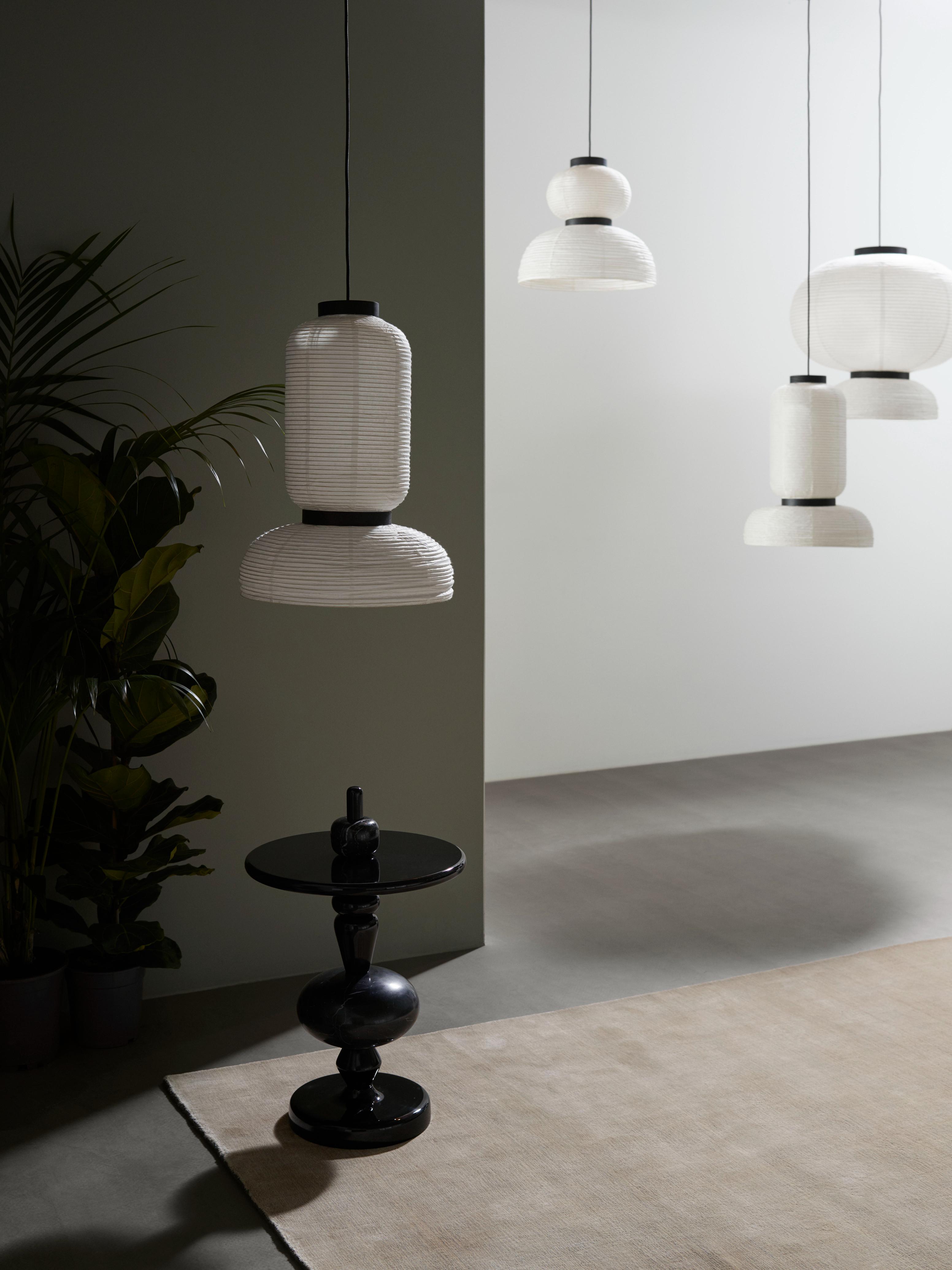 Lampa visiacá FORMAKAMI JH3 s bielym papierovým tienidlom a čiernym dubovým povrchom.