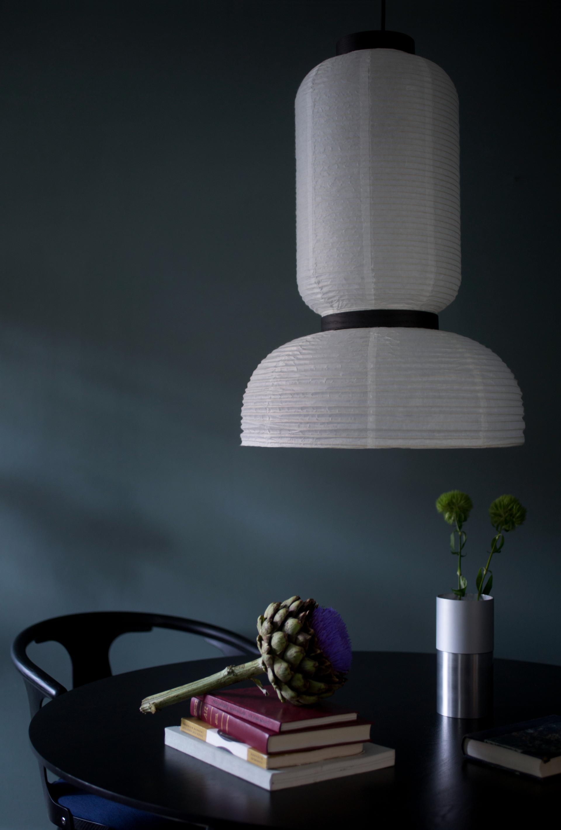 Lampa visiacá FORMAKAMI JH3 s bielym papierovým tienidlom a čiernym dubovým povrchom.