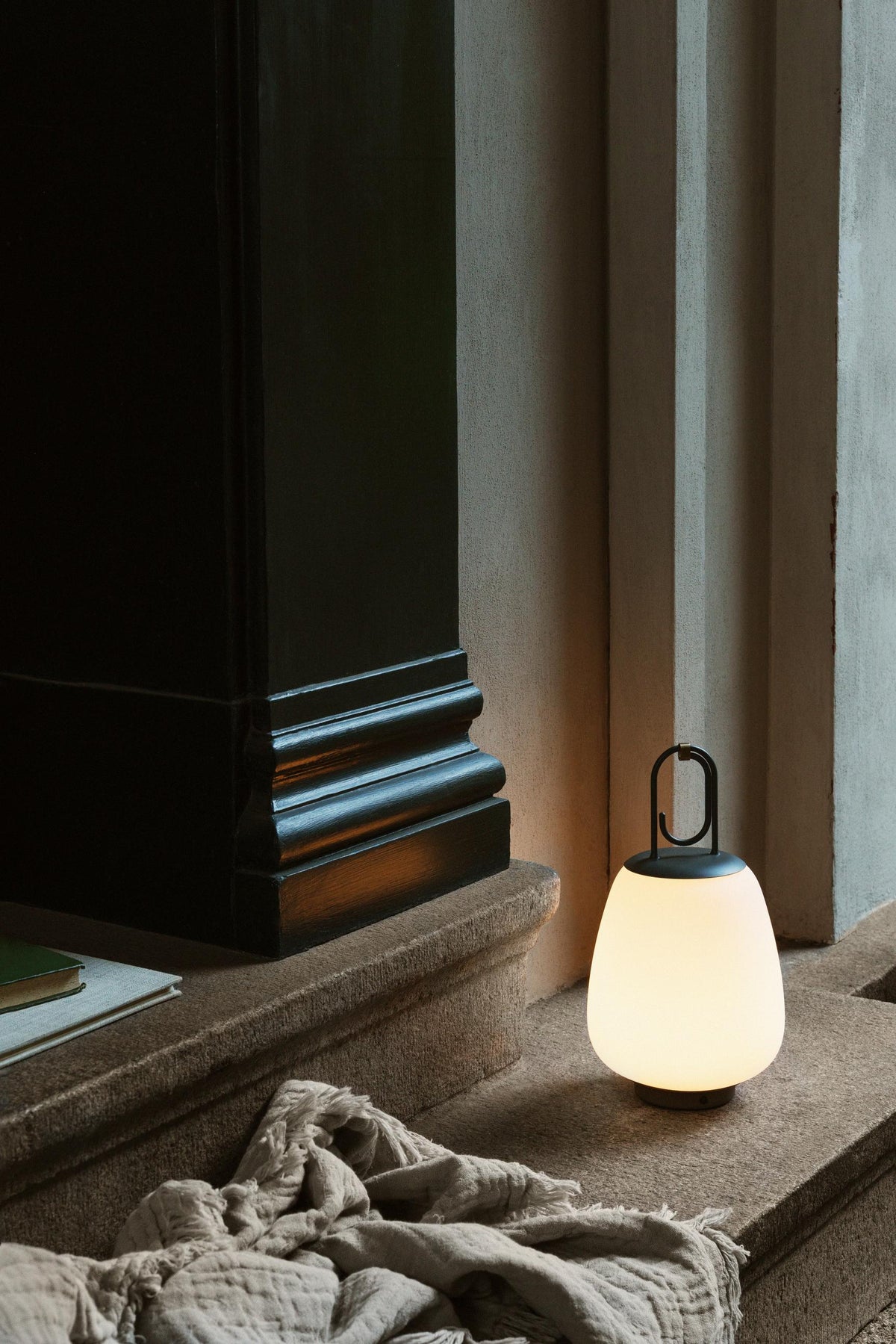 Prenosná vonkajšia lampa LUCCA SC51 biela s čiernym povrchom