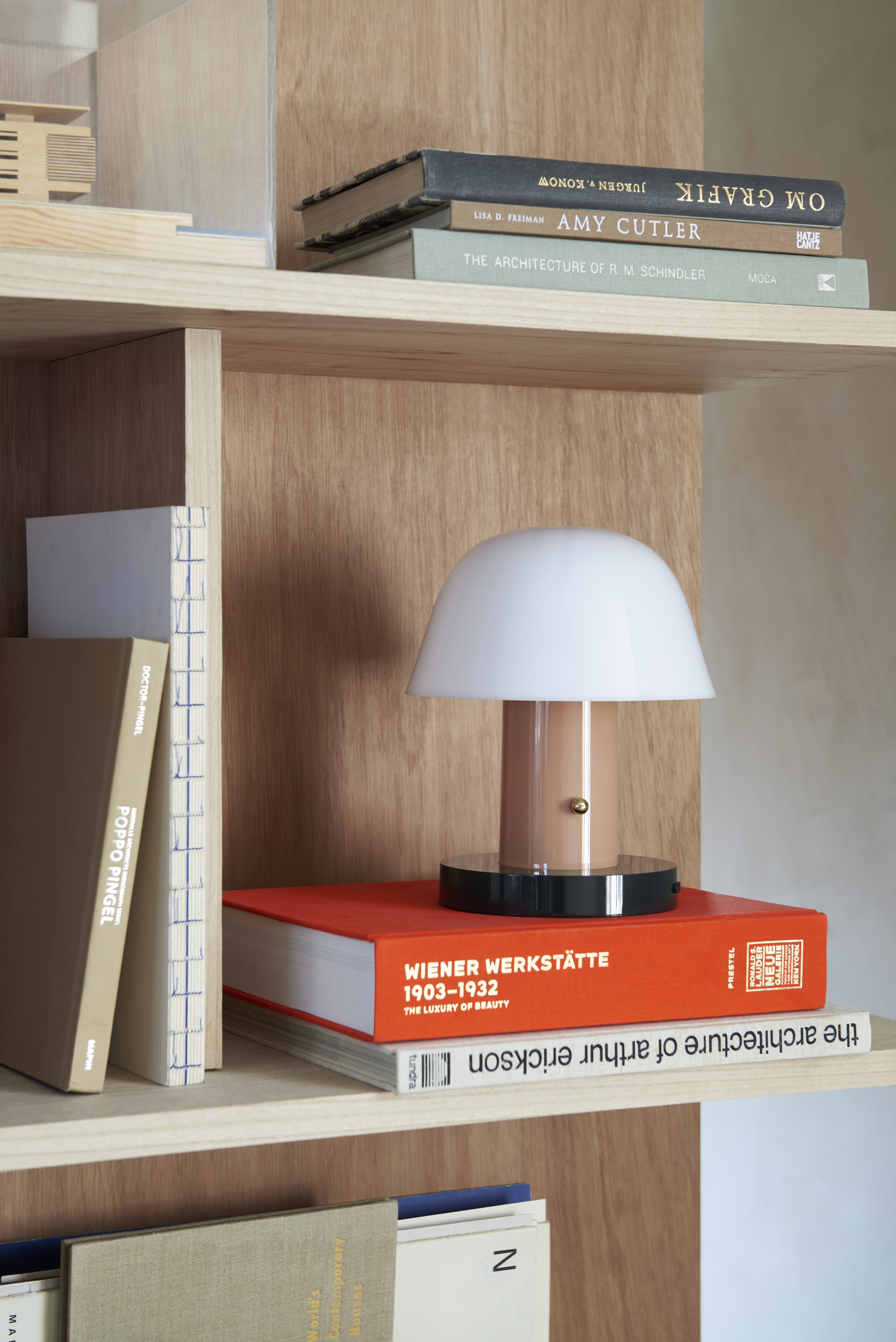 Prenosná lampa SETAGO JH27 s krémovým tienidlo a béžovo-zeleným podstavcom.