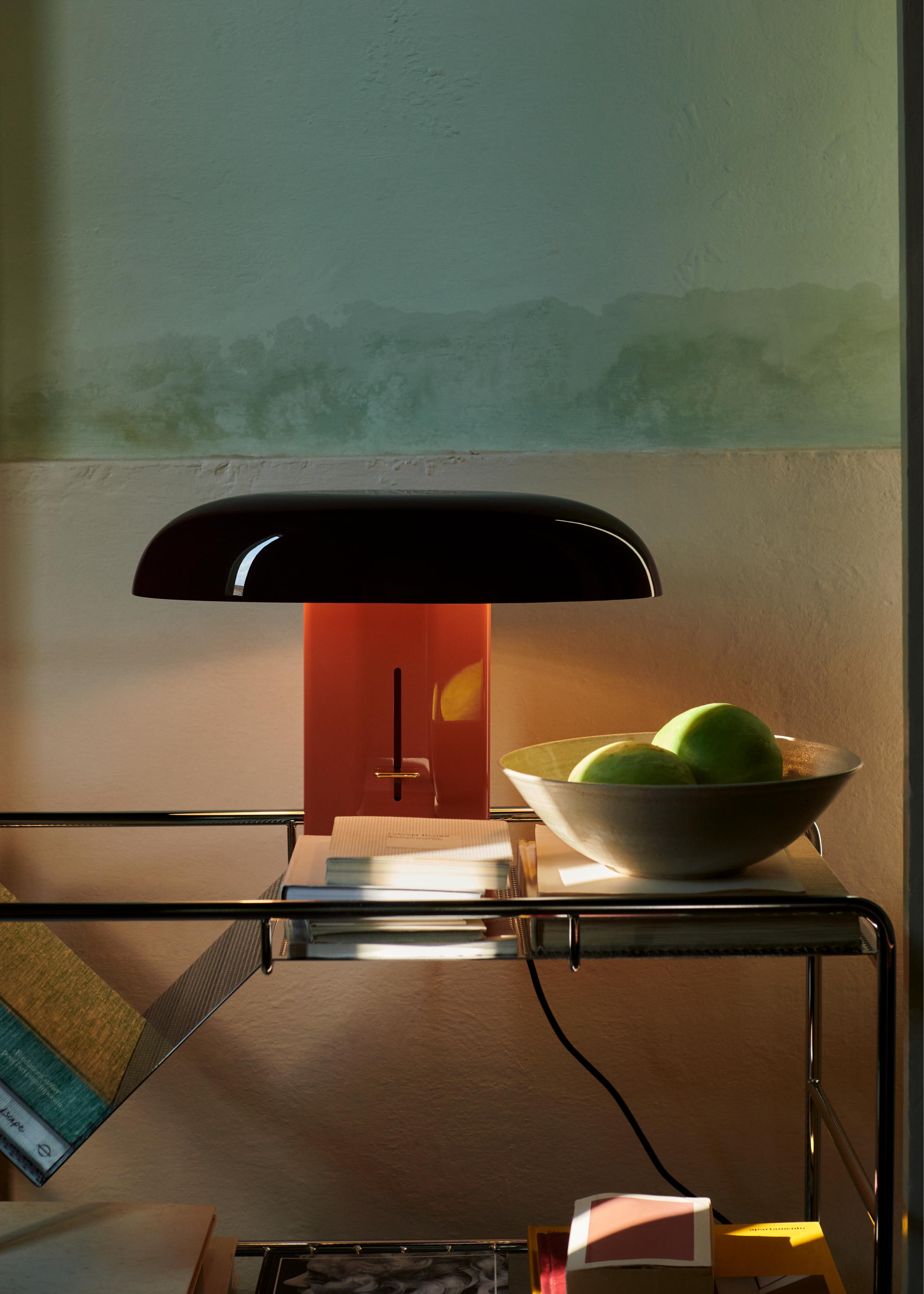 Stolná lampa MONTERA JH42 s rubínovým tienidlo a jantárovým podstavcom.