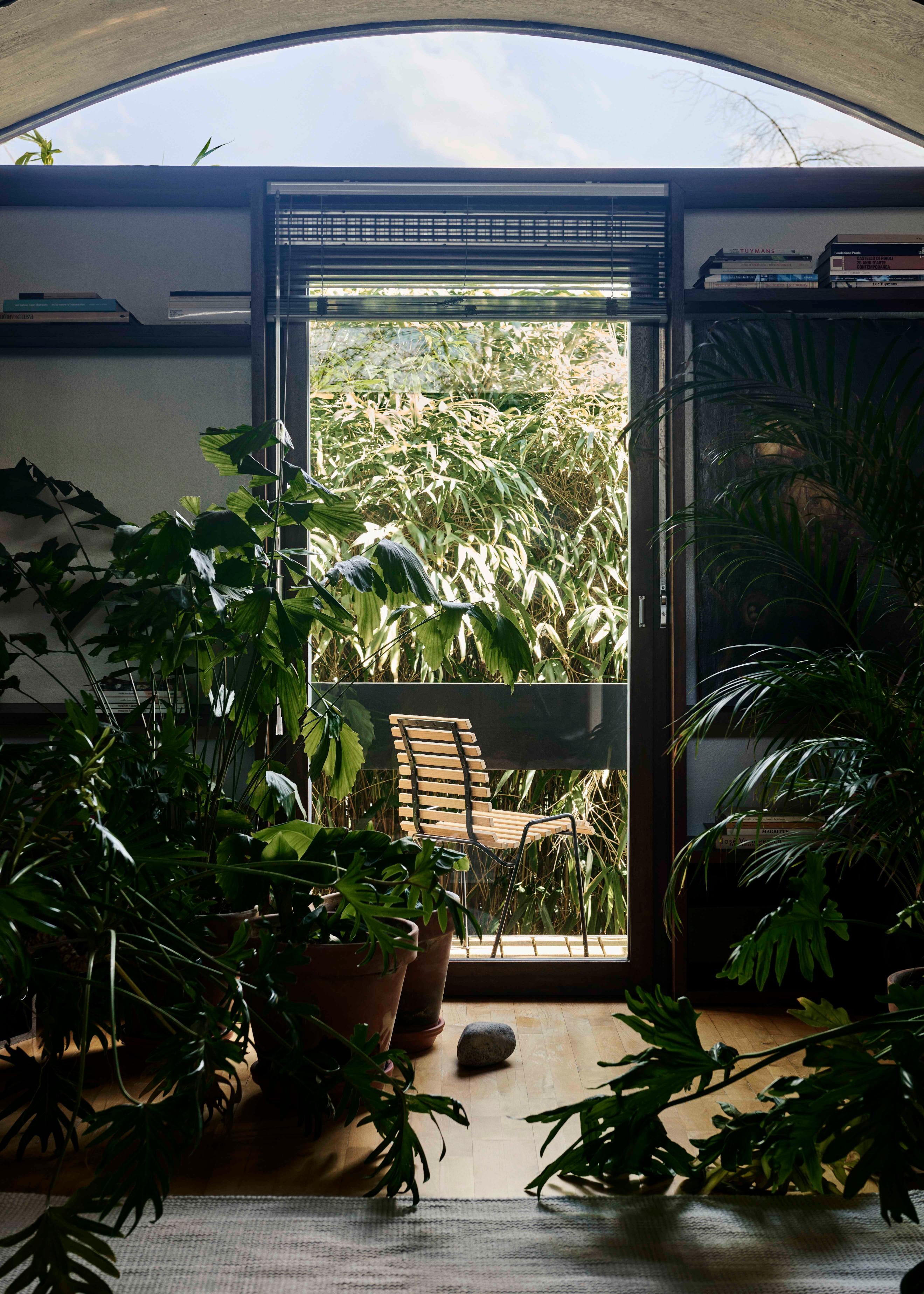 Záhradná stolička RFH RD4 teakové drevo s čiernym podstavcom