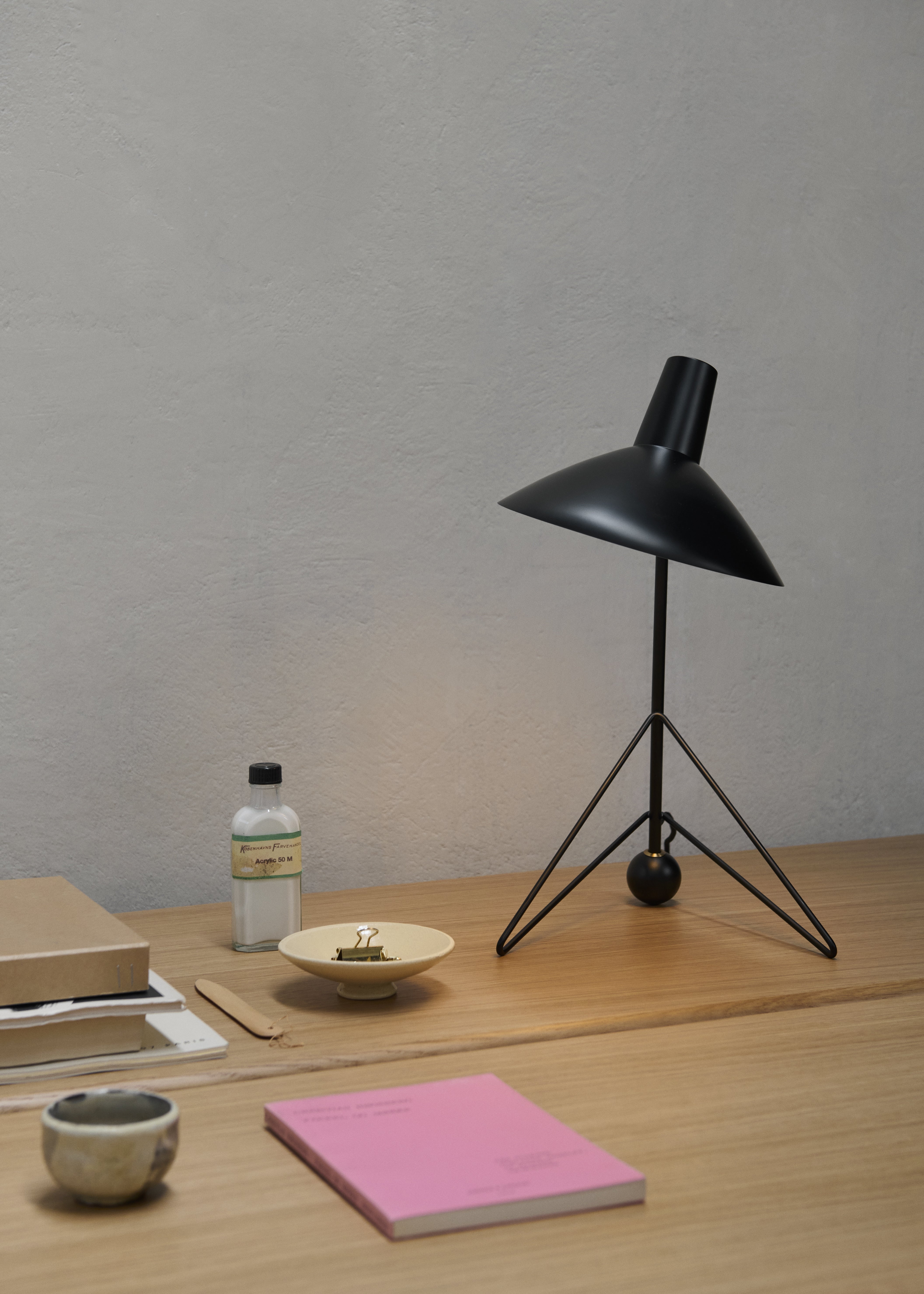 Stolná lampa TRIPOD HM9 čierna
