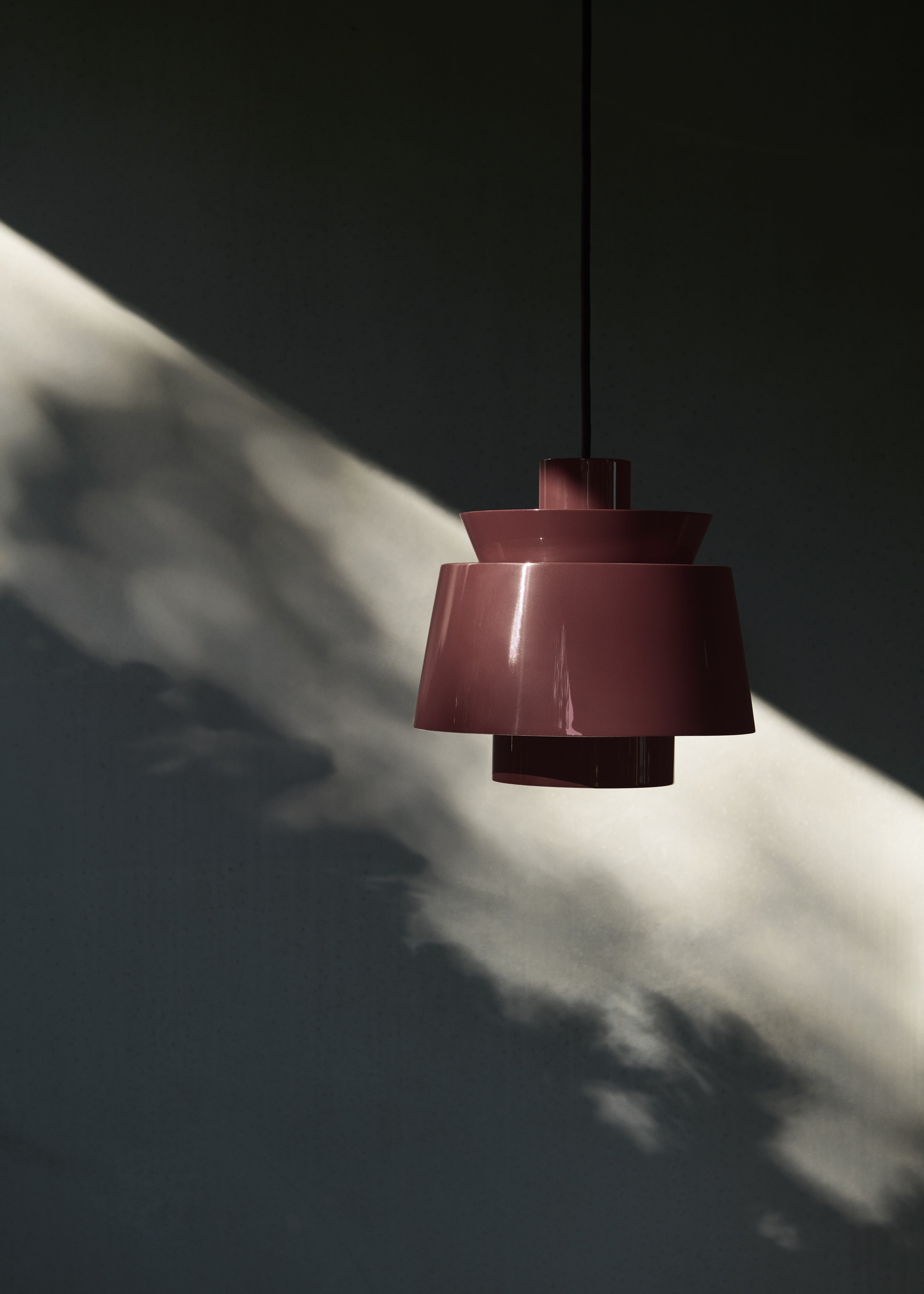 Lusterko visící UTZON JU1 burgundové