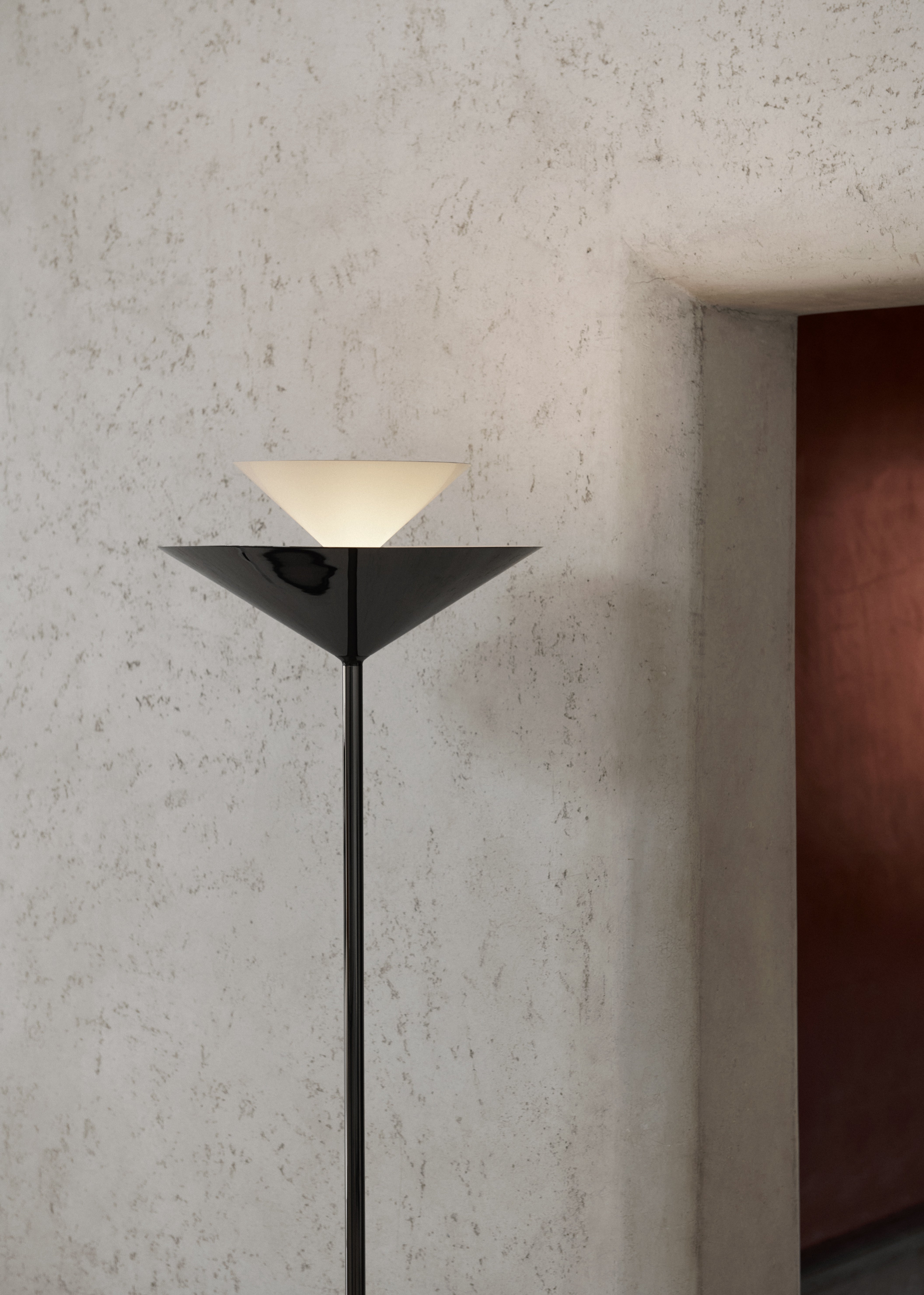 Podlahová lampa GIO LN28 s chrómovým povrchom a hnedou mramorovou základňou