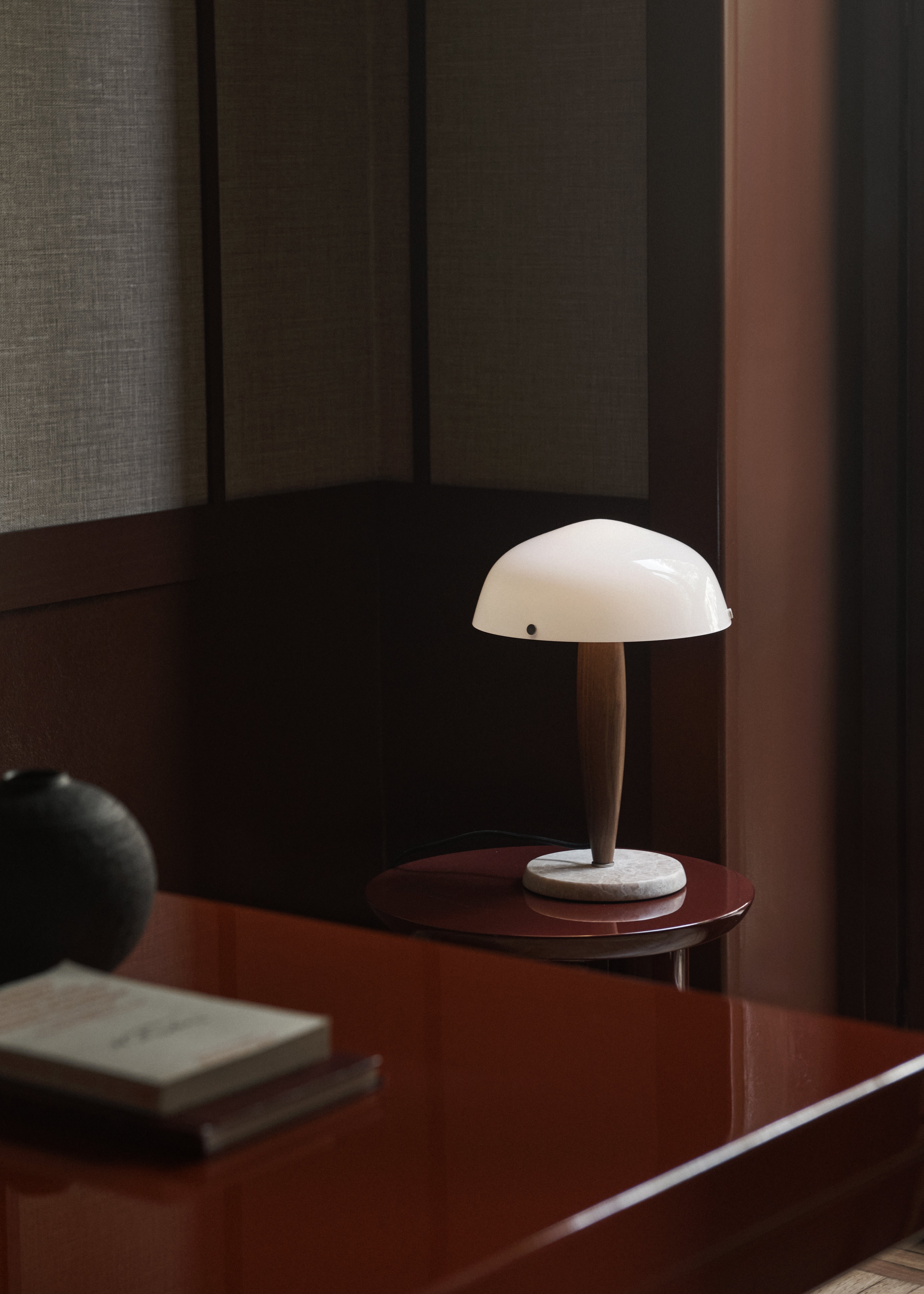 Stolná lampa HERMAN SHY3 opálové sklo s orechovým drevom a krémovým mramorovým podstavcom