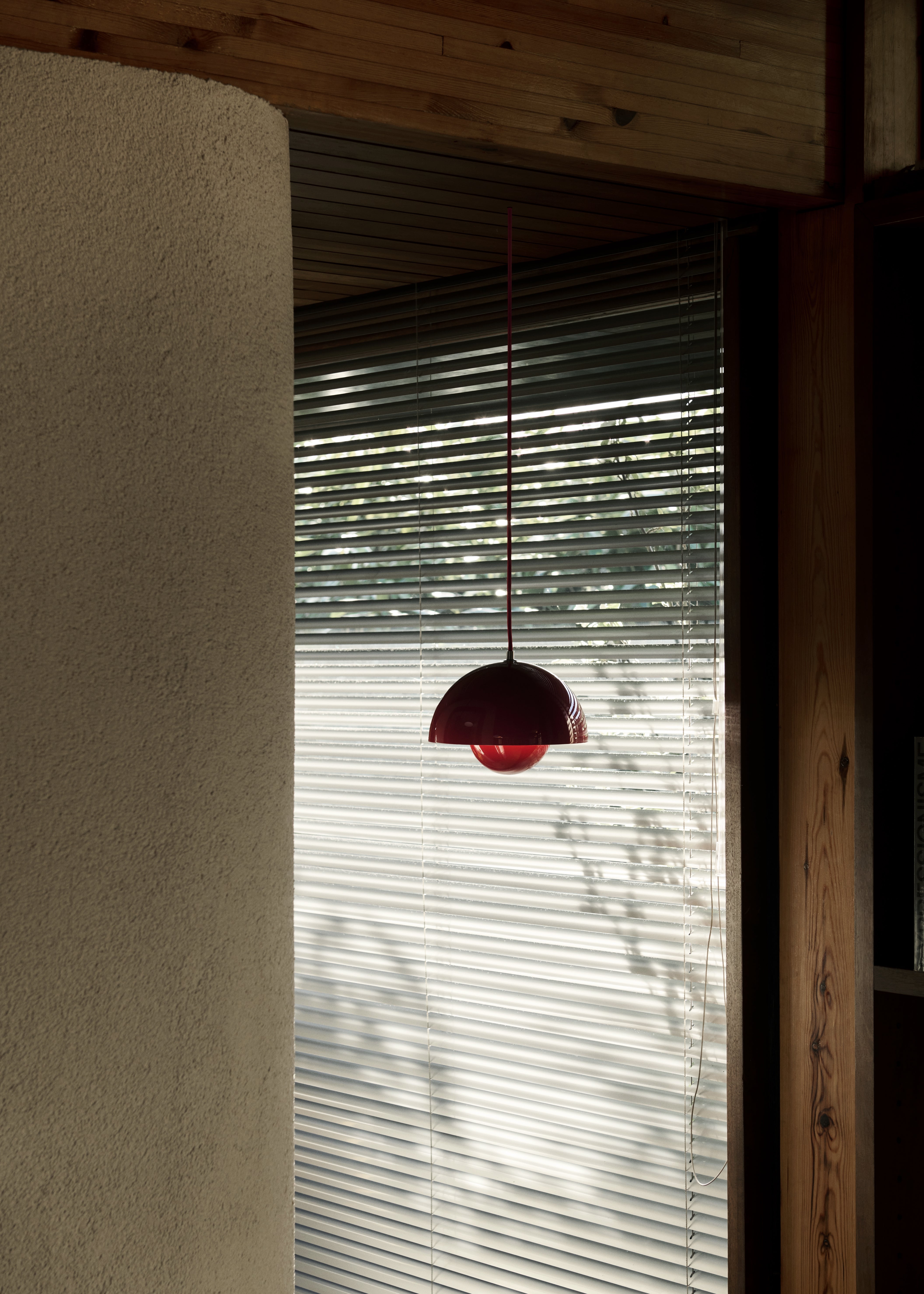 Lampa visiacá FLOWERPOT vínová červená