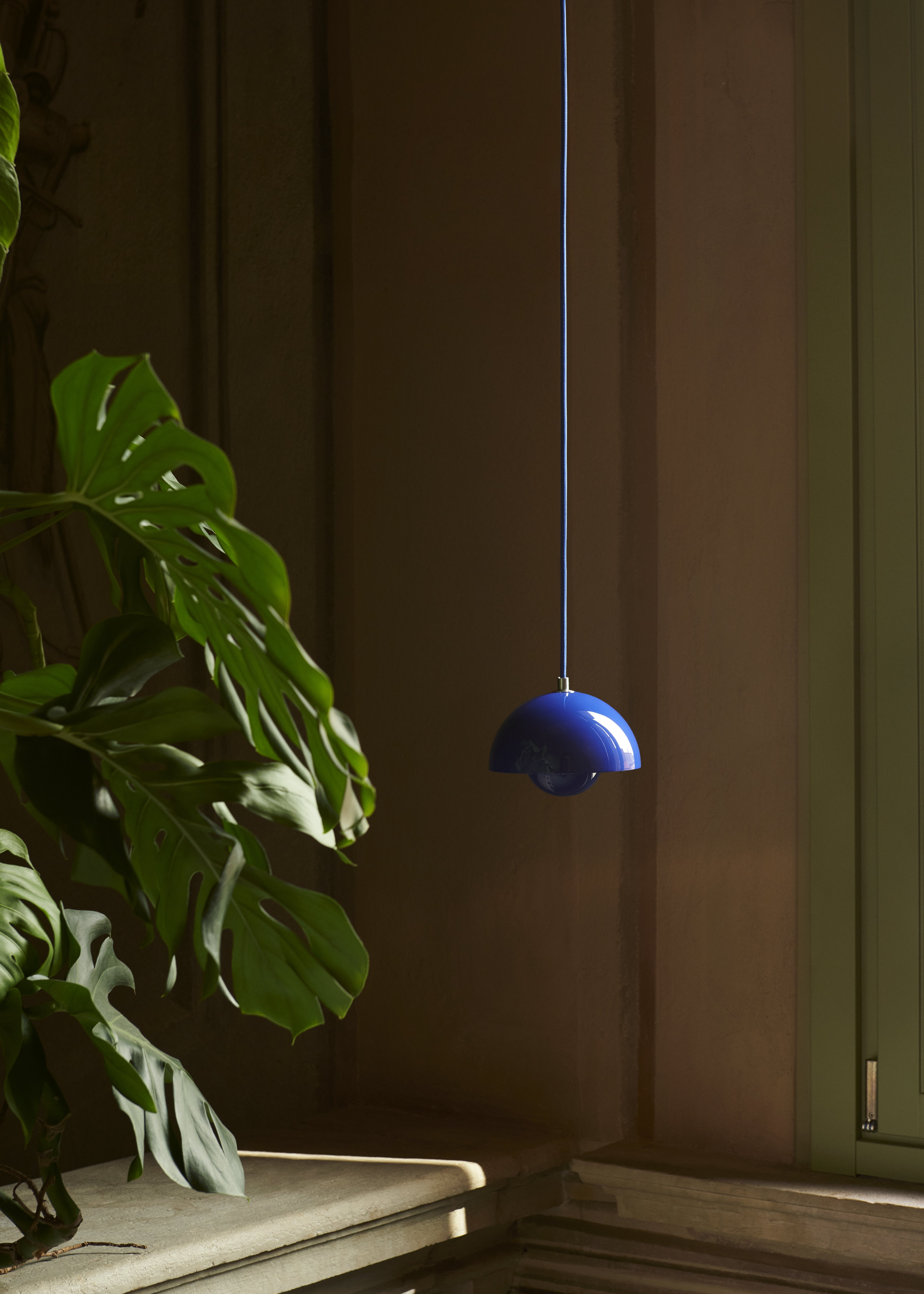 Lampa visiacá FLOWERPOT kobaltová