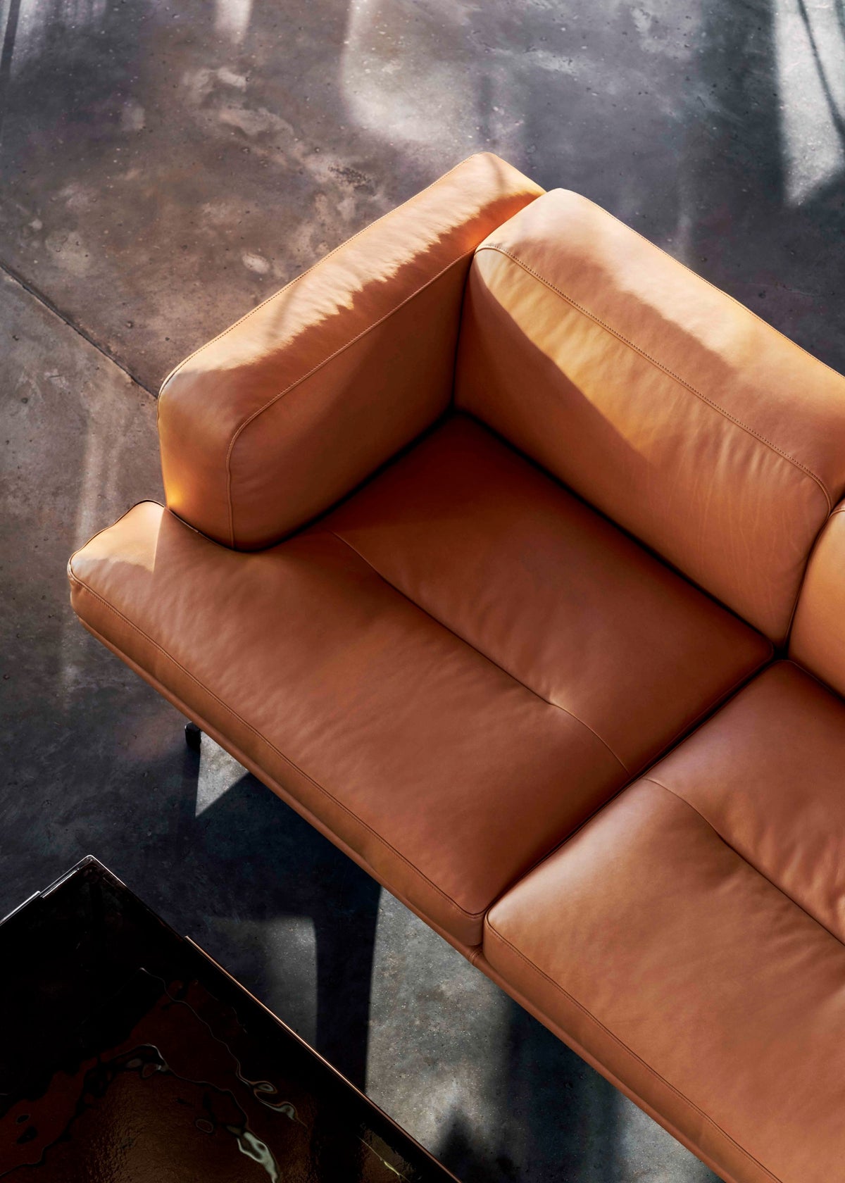 Sofa pre 2 osoby INLAND AV22 čalúnená s čiernym podstavcom