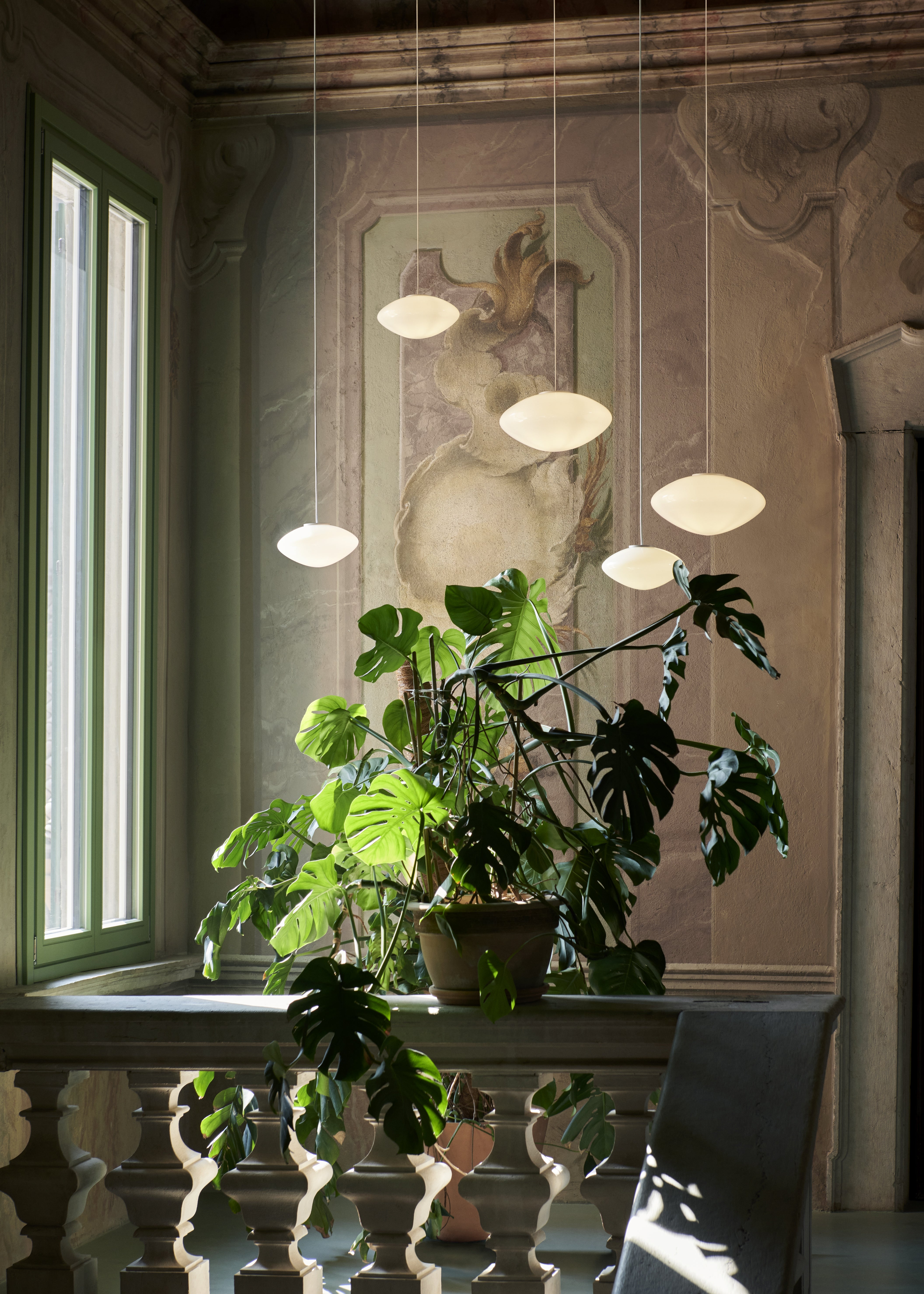 Závesná lampa MIST s opálovým tienidlom