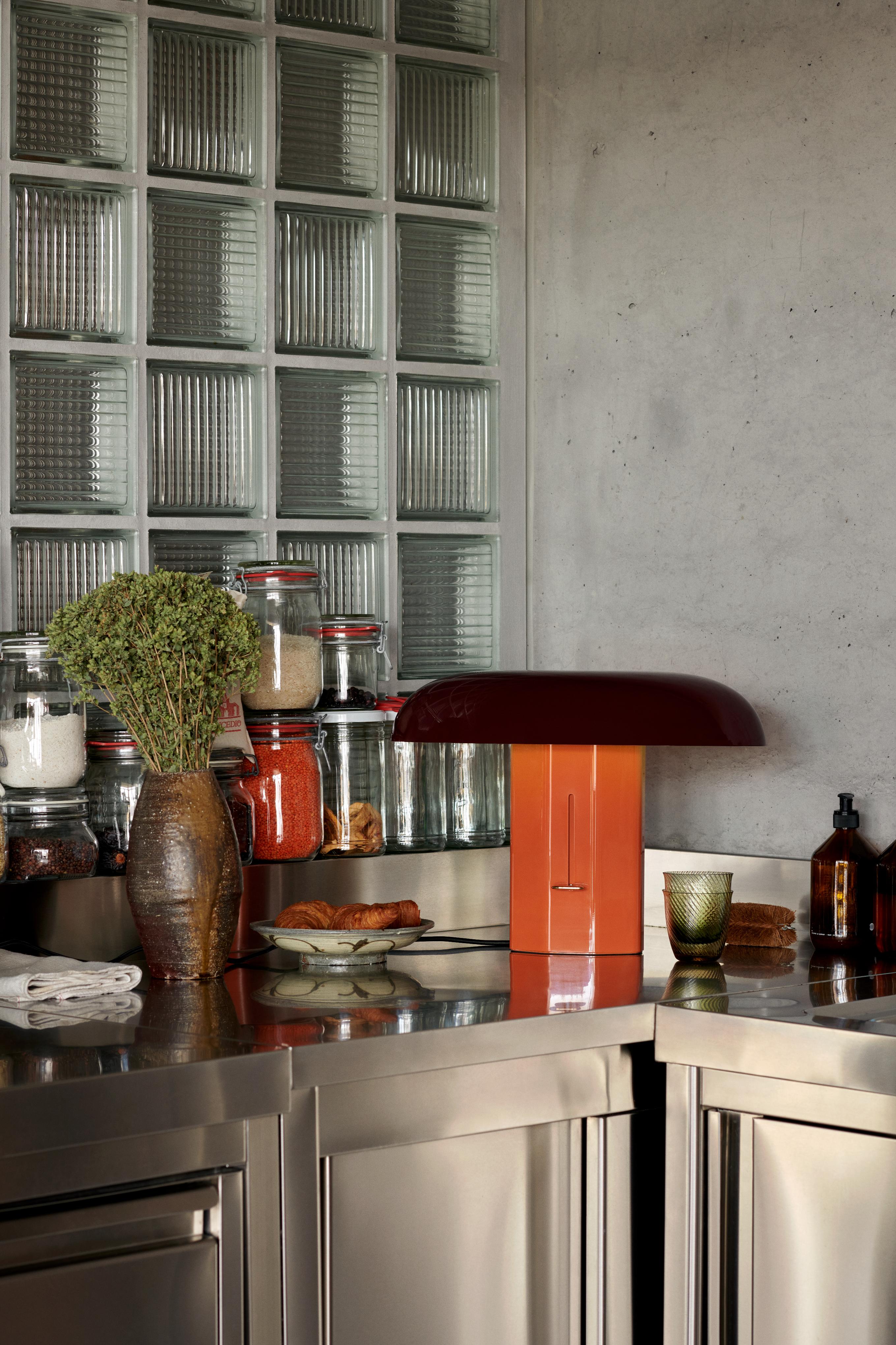 Stolná lampa MONTERA JH42 s rubínovým tienidlo a jantárovým podstavcom.