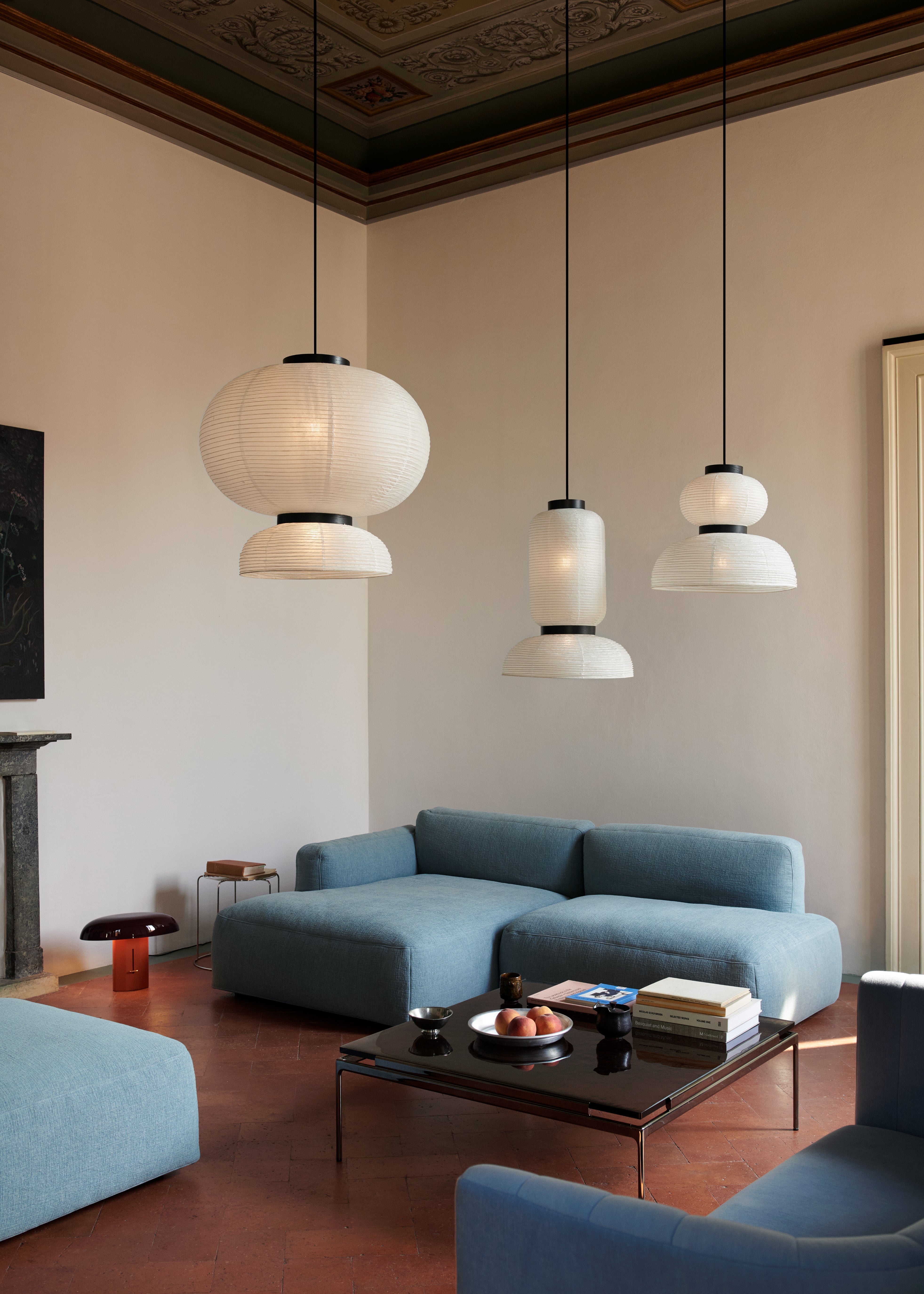 Lampa visiacá FORMAKAMI JH4 s bielym papierovým tienidlom a čiernym dubovým povrchom.