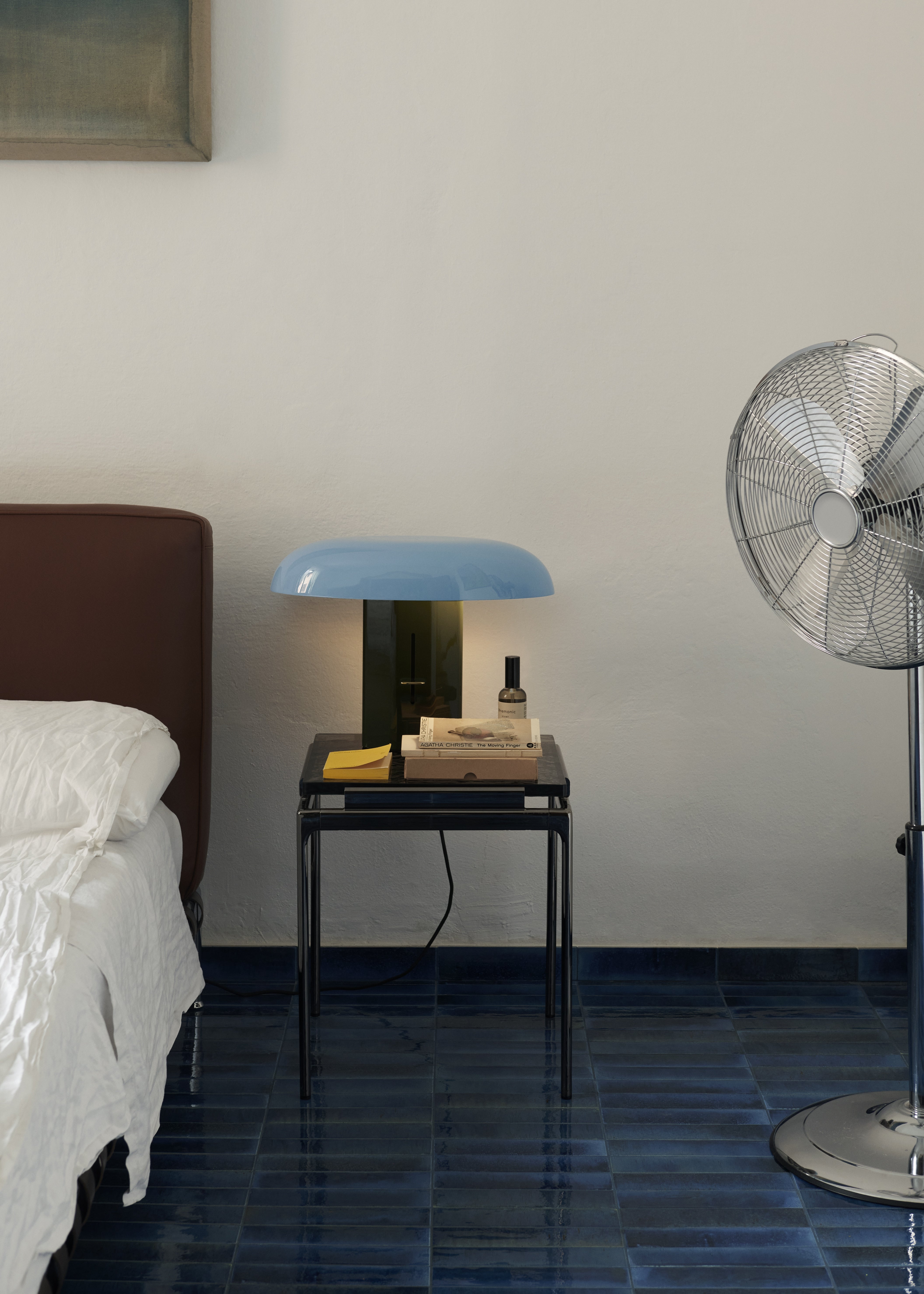 Stolná lampa MONTERA JH42 s modrým tienidlo a tmavozeleným podstavcom.