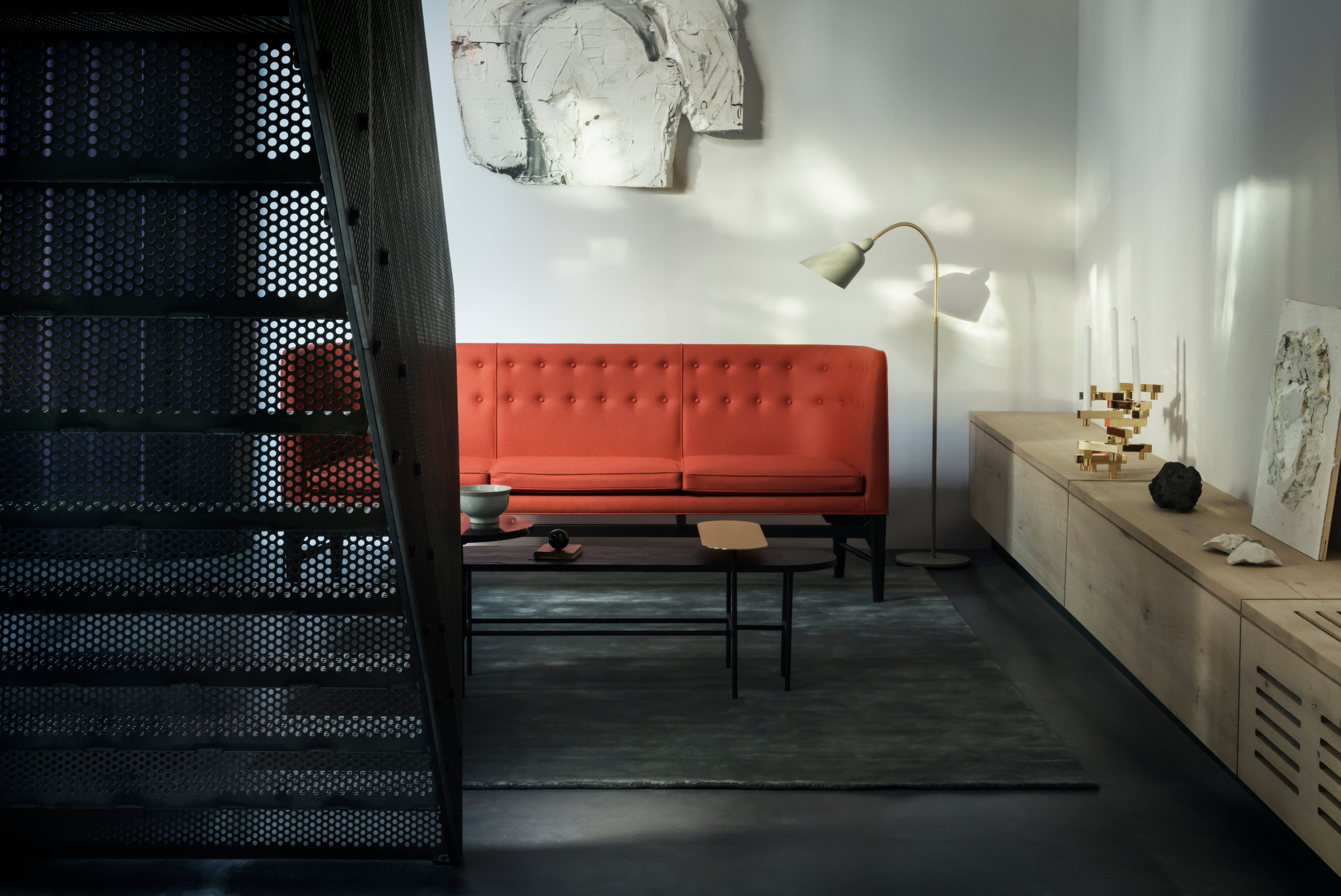 Stolná lampa BELLEVUE AJ7 biela s hnedou mosadznou základňou