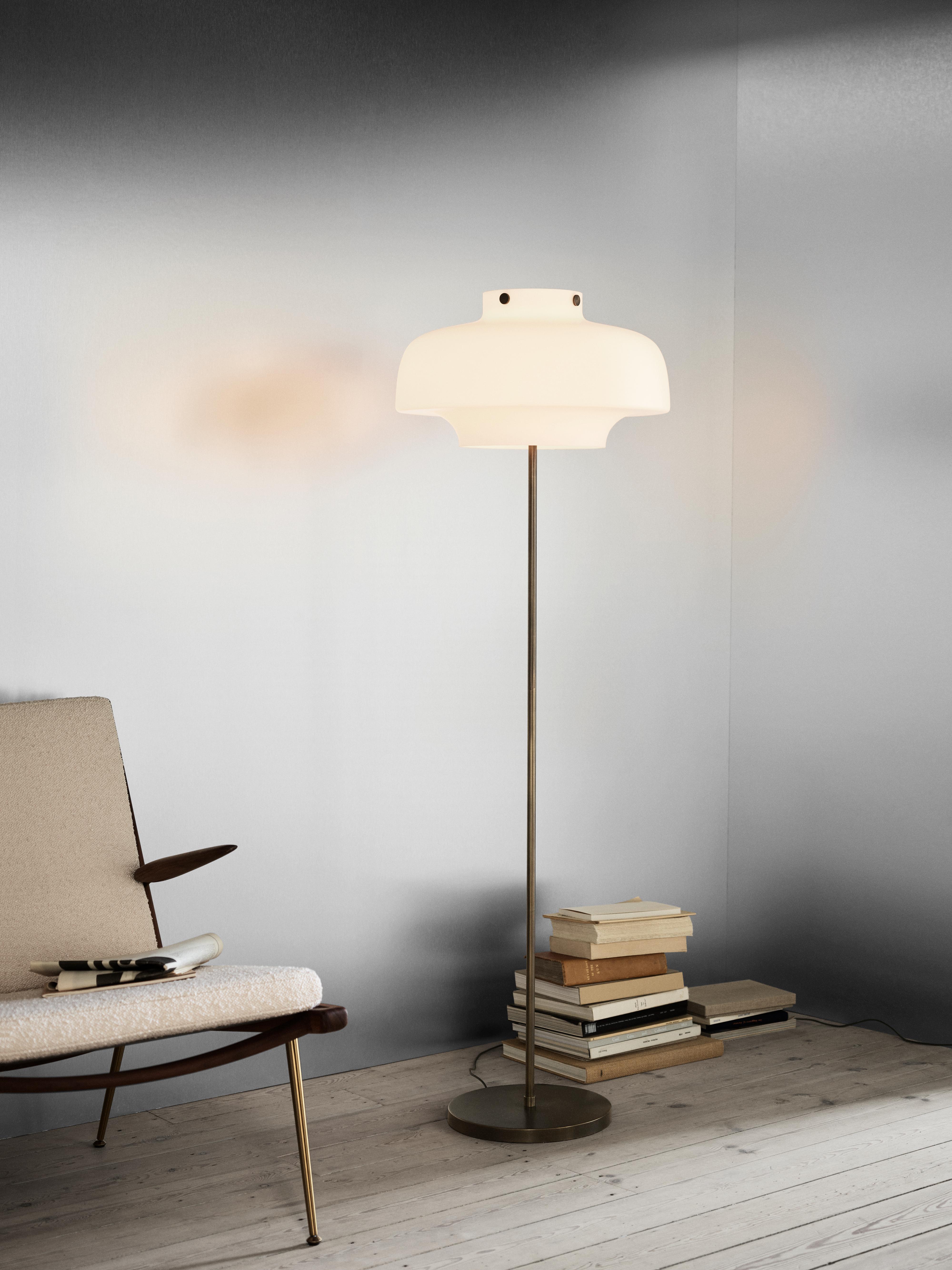 Podlahová lampa COPENHAGEN SC14 opálový tienidlo s bronzovo mosadzným podstavcom