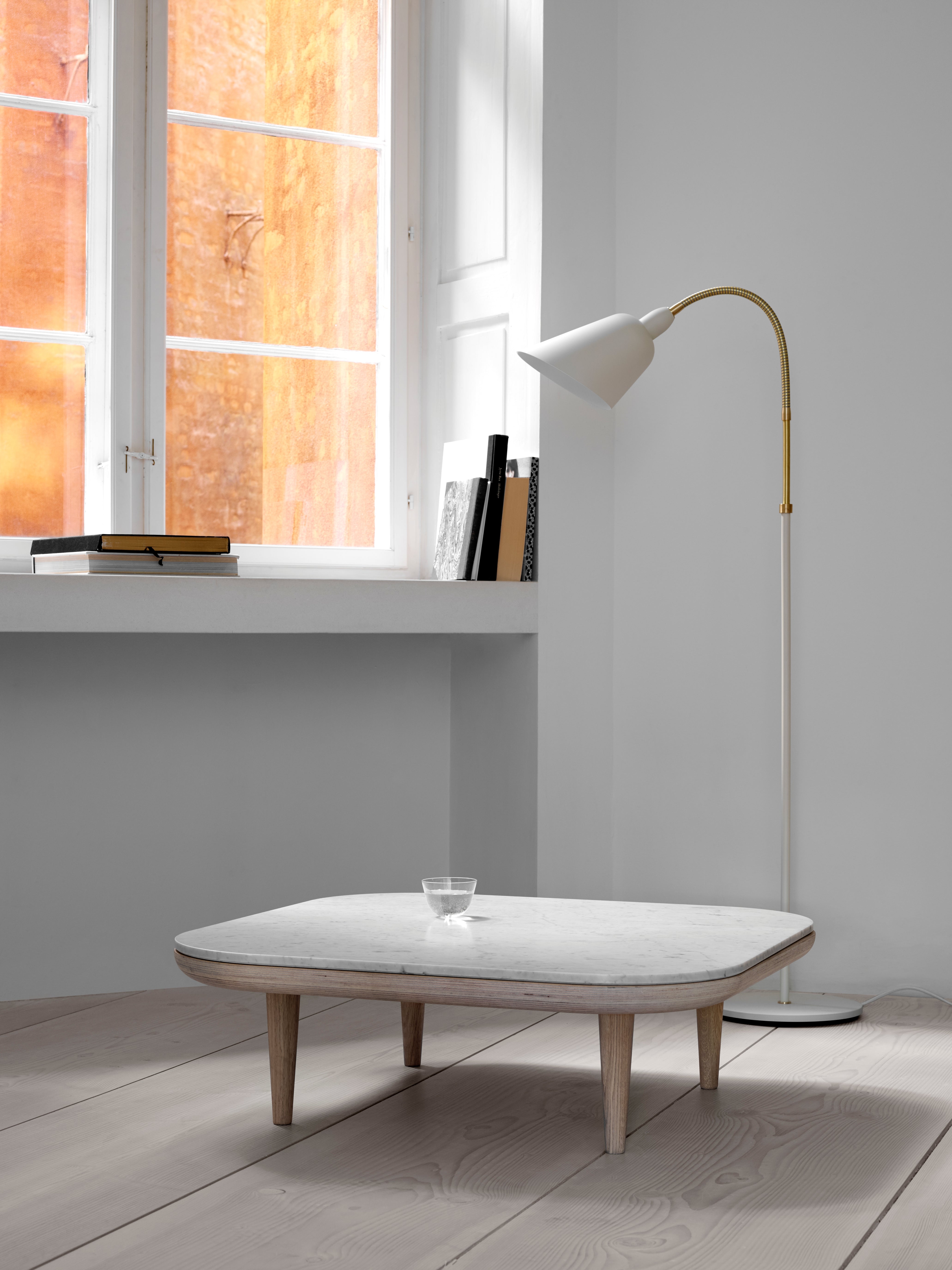 Stolná lampa BELLEVUE AJ7 biela s hnedou mosadznou základňou
