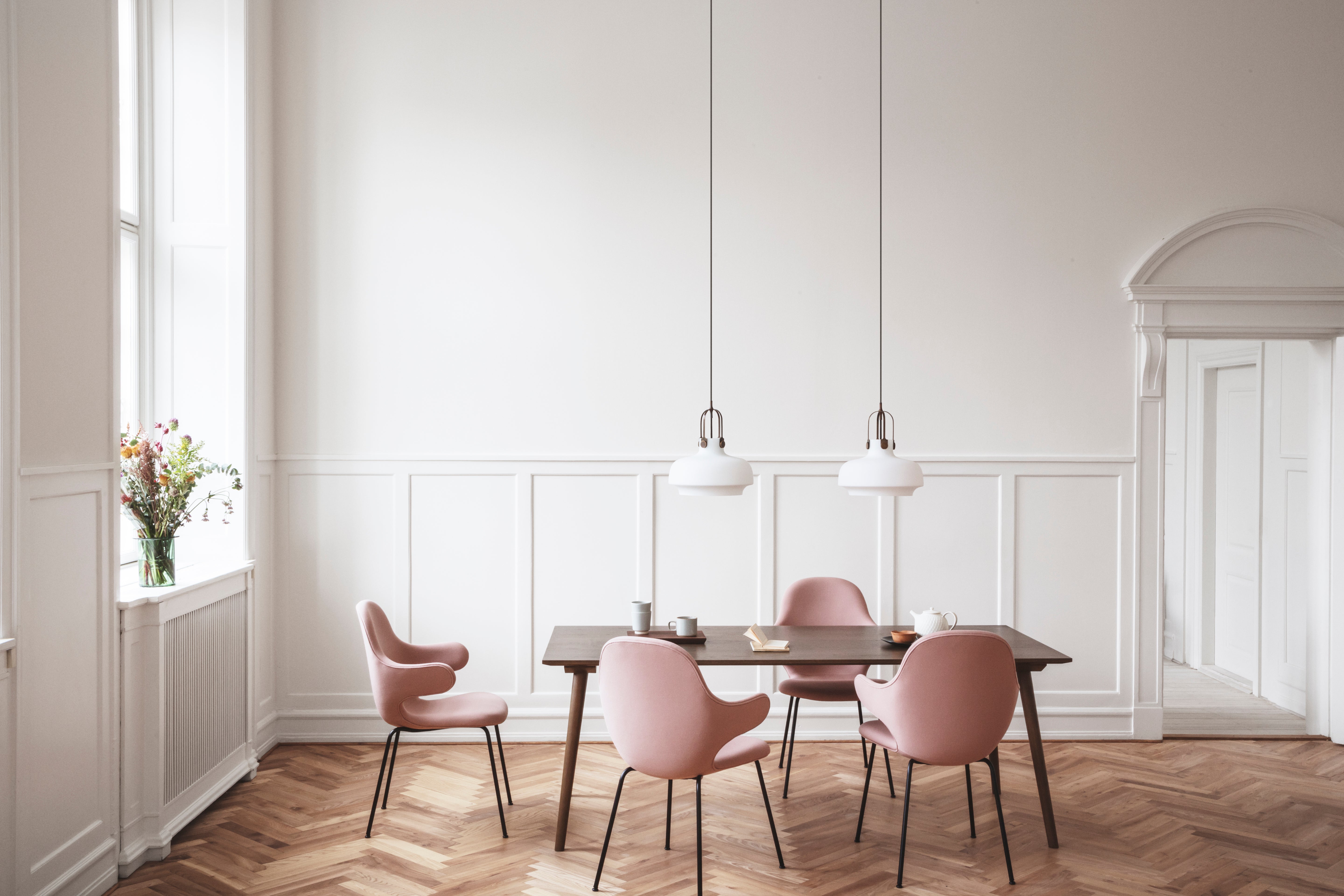 Lampa visí COPENHAGEN s opálovým tienidlo a hnedým povrchom.