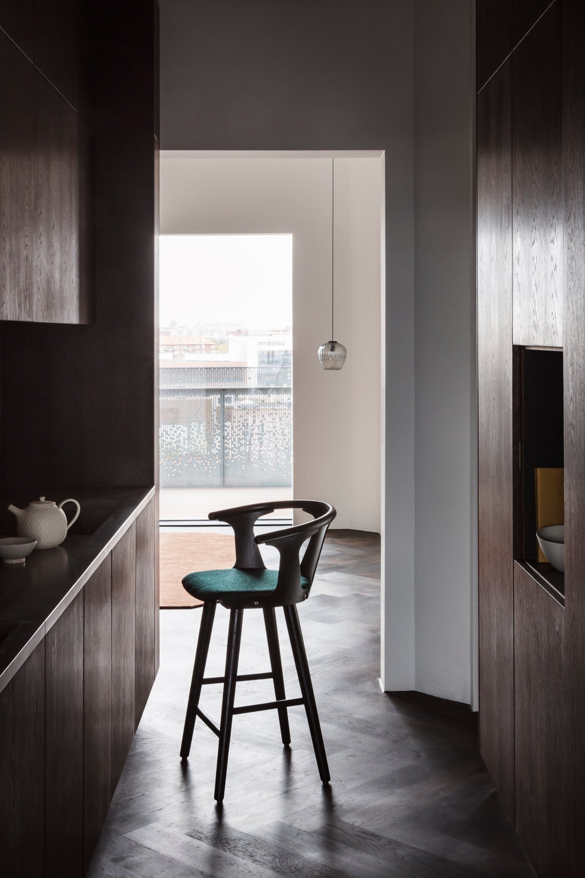 Hoker IN BETWEEN čierny lakovaný dub s čalúneným sedadlom