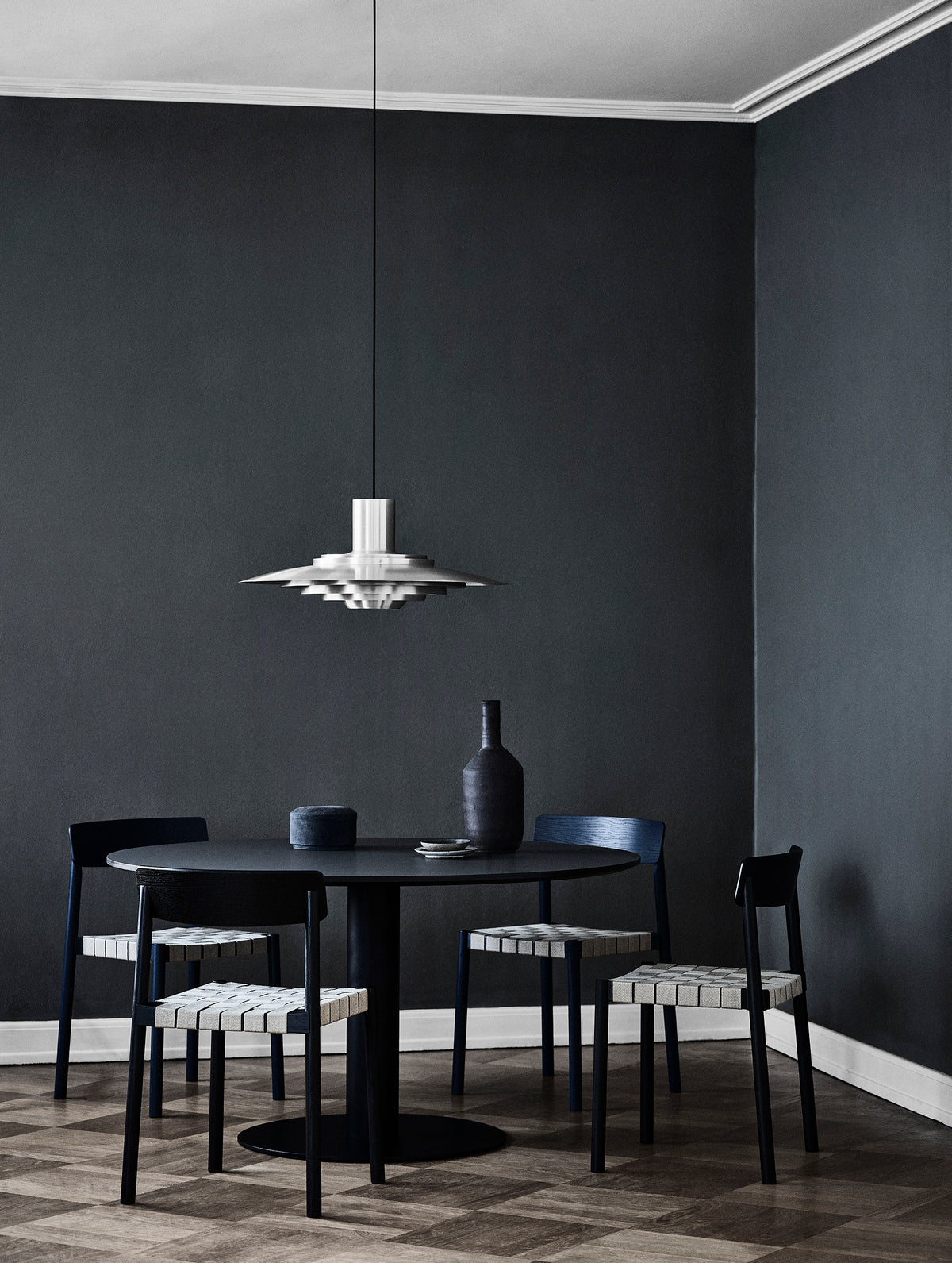 Matná biela závesná lampa P376