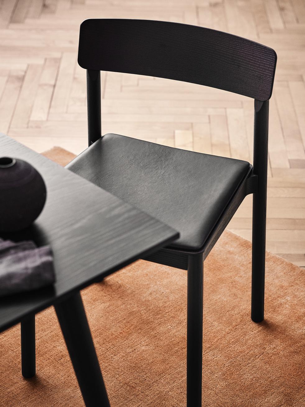 Stôl IN BETWEEN čierny lakovaný dub
