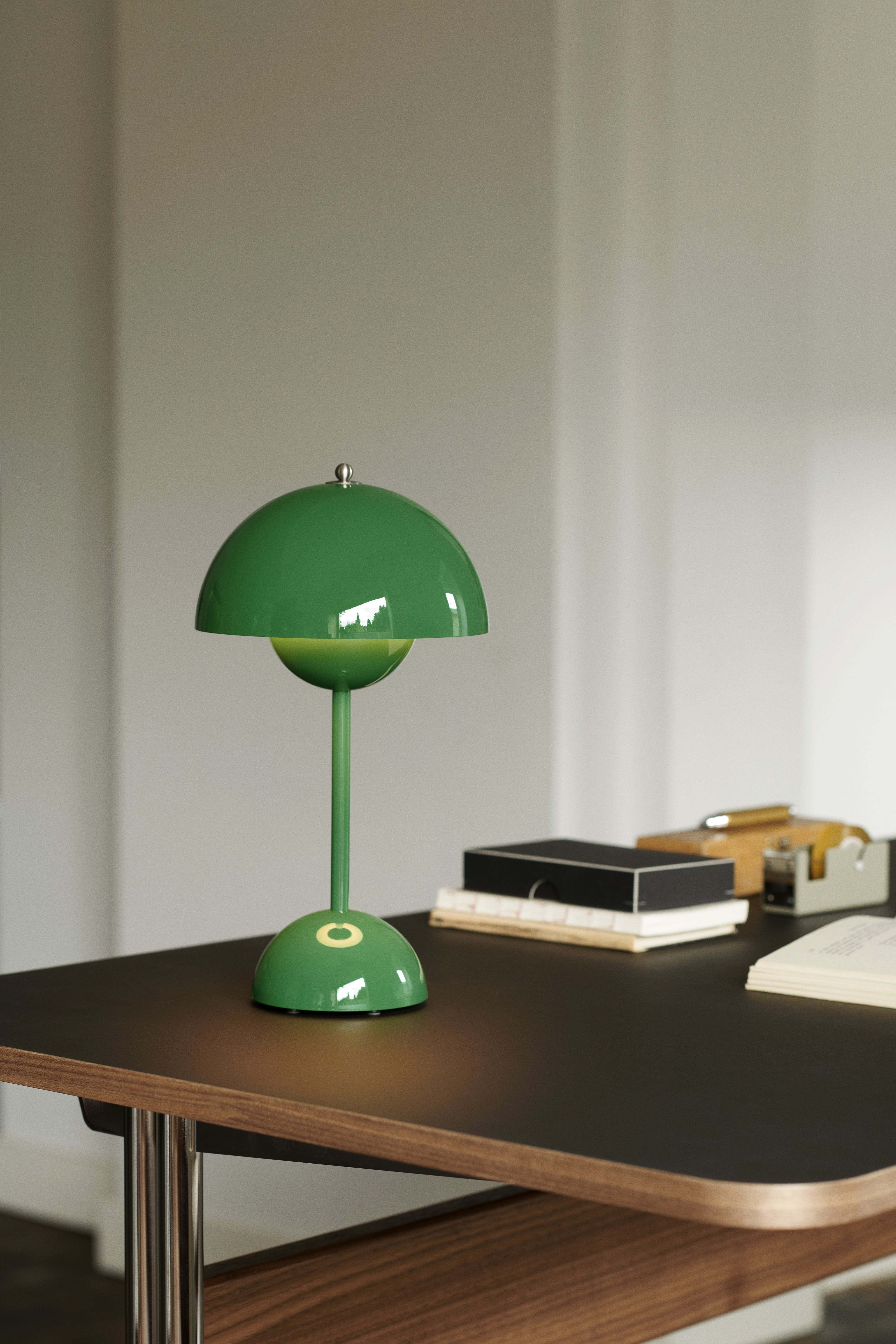 Prenosná lampa FLOWERPOT VP9 v intenzívnej zelenej farbe