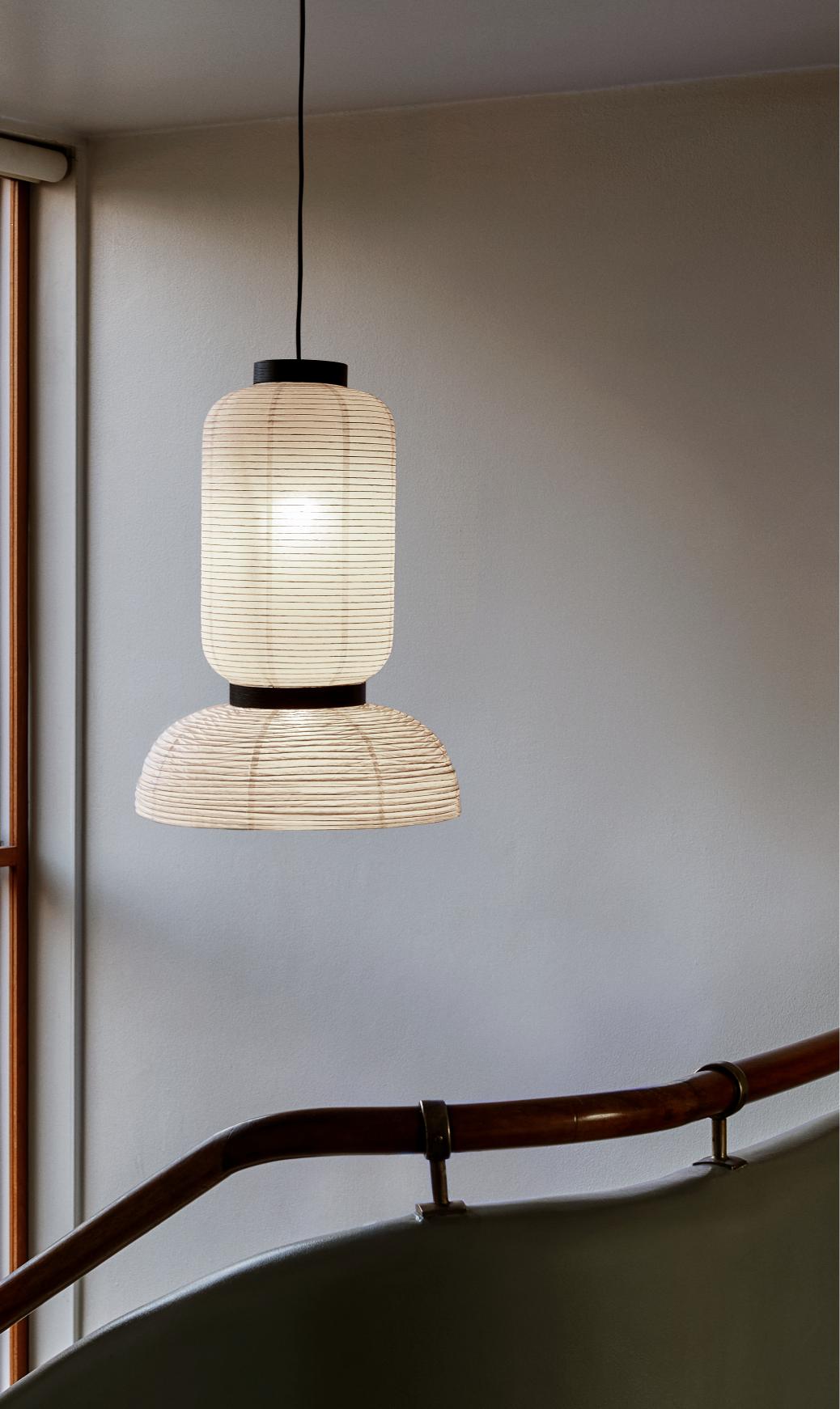Lampa visiacá FORMAKAMI JH3 s bielym papierovým tienidlom a čiernym dubovým povrchom.