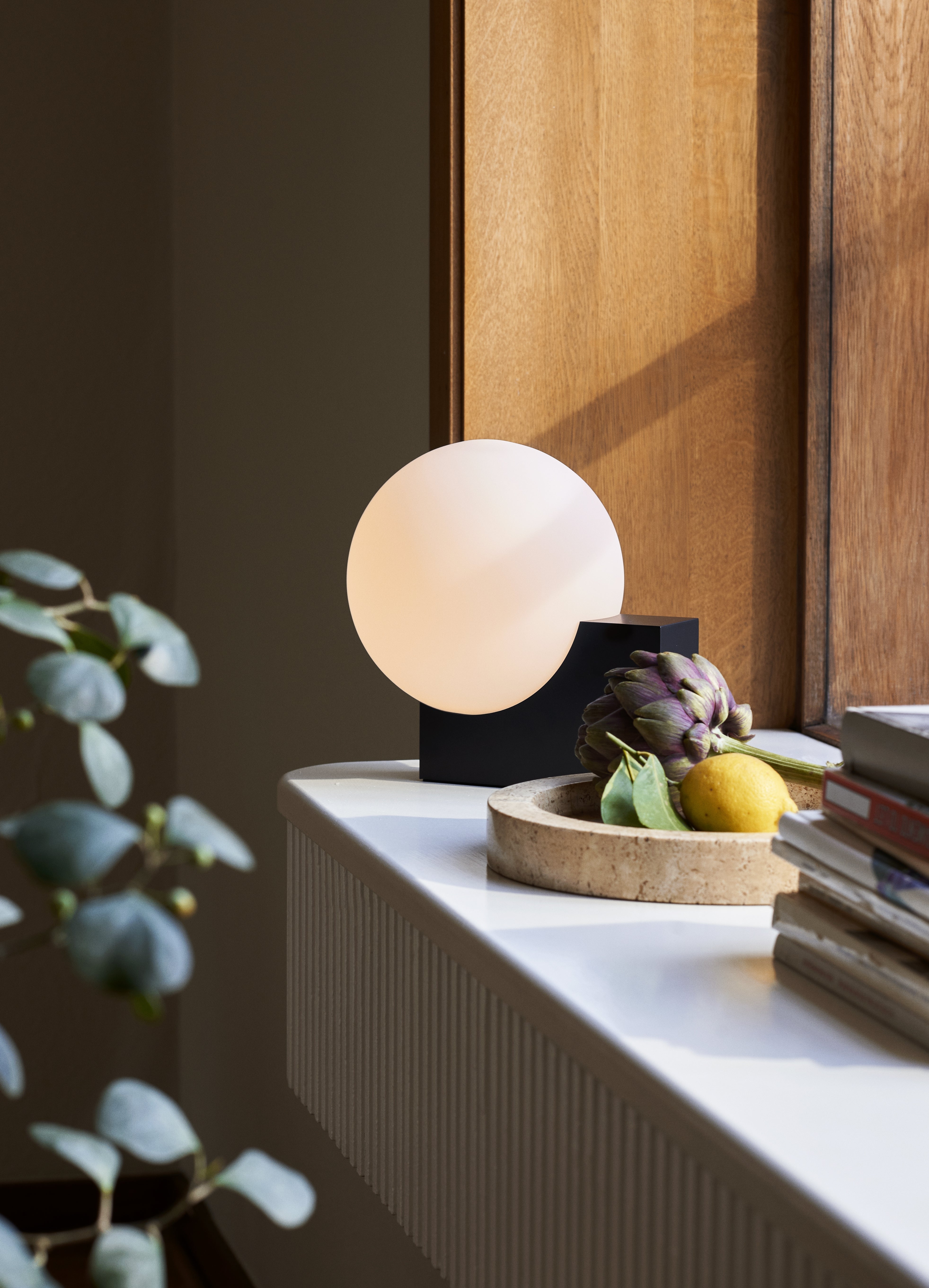 Lampa stolná JOURNEY SH1 s mliečnym tienidlo a čiernym podstavcom