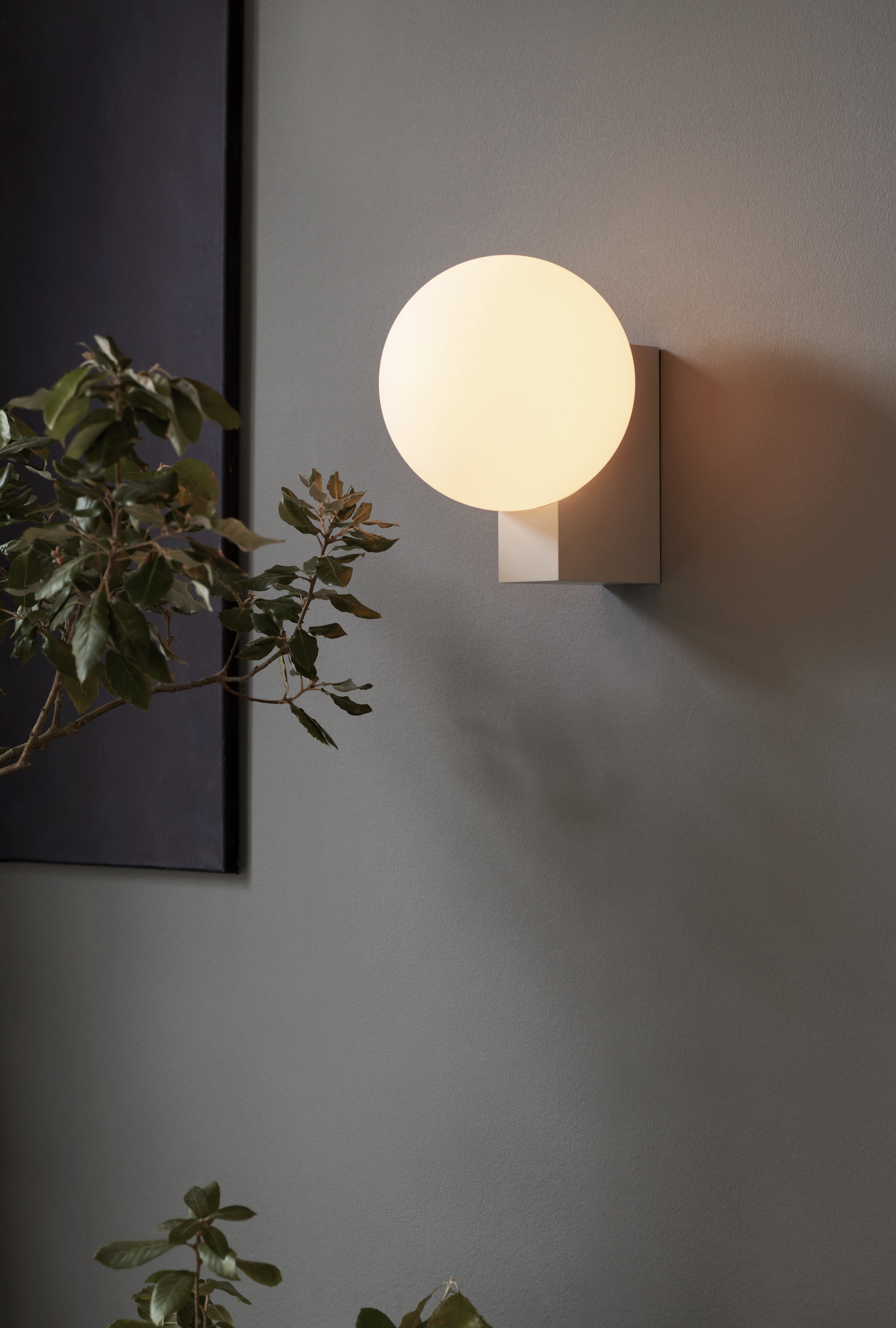 Nástenná lampa JOURNEY SH2 so skleneným tienidlom a šedým podstavcom
