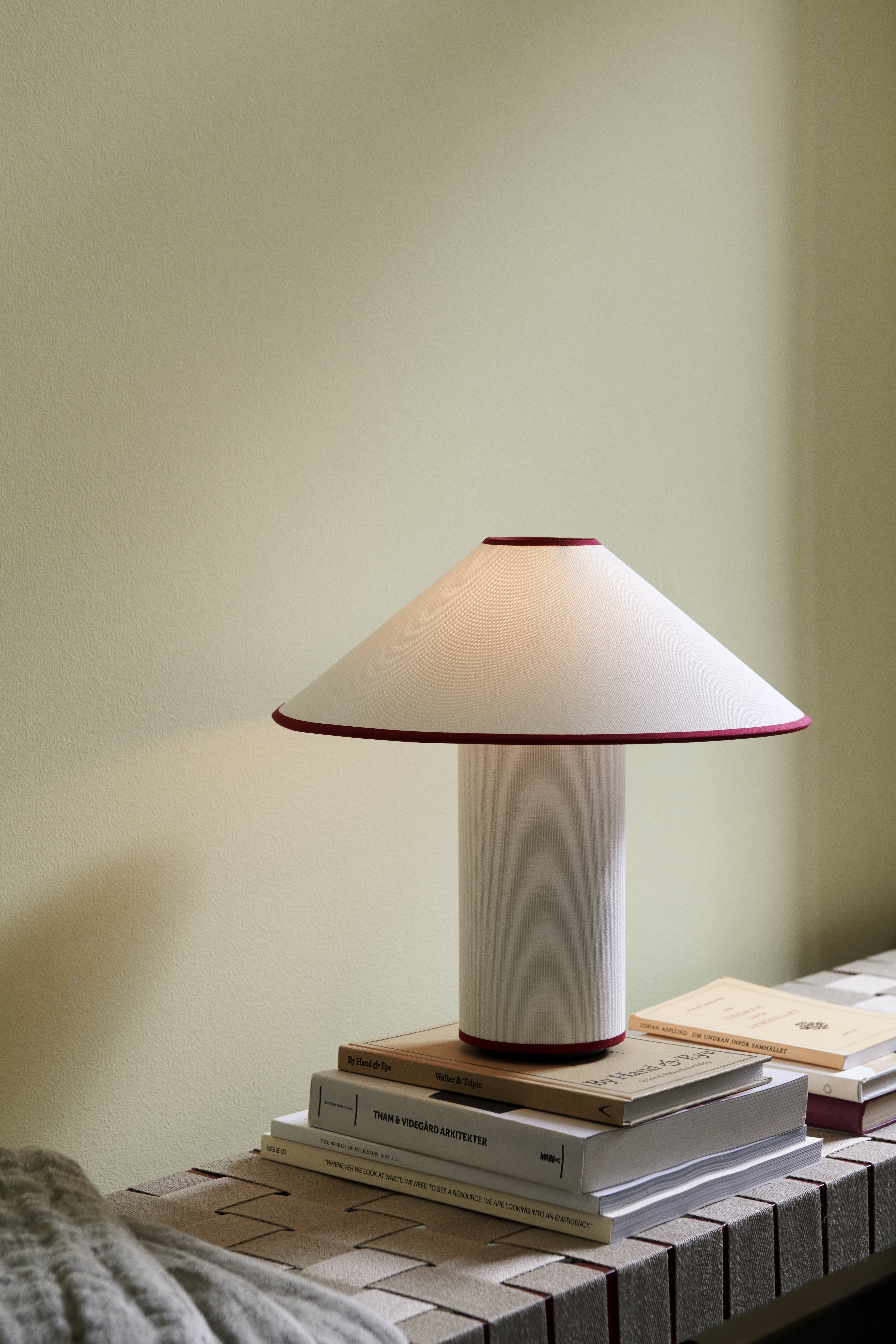 Stolná lampa COLETTE ATD6 biela s červeným povrchom