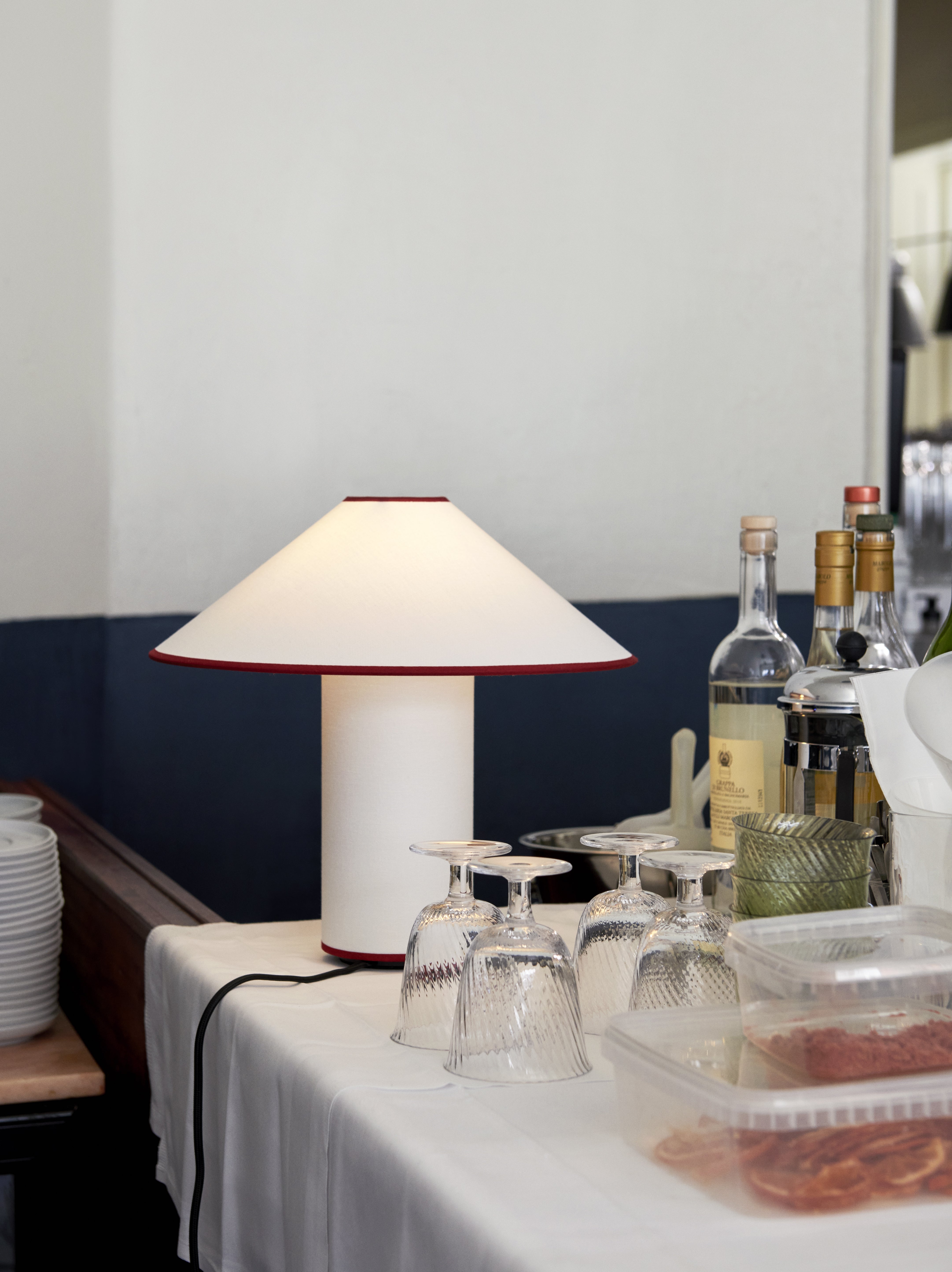Stolná lampa COLETTE ATD6 biela s červeným povrchom