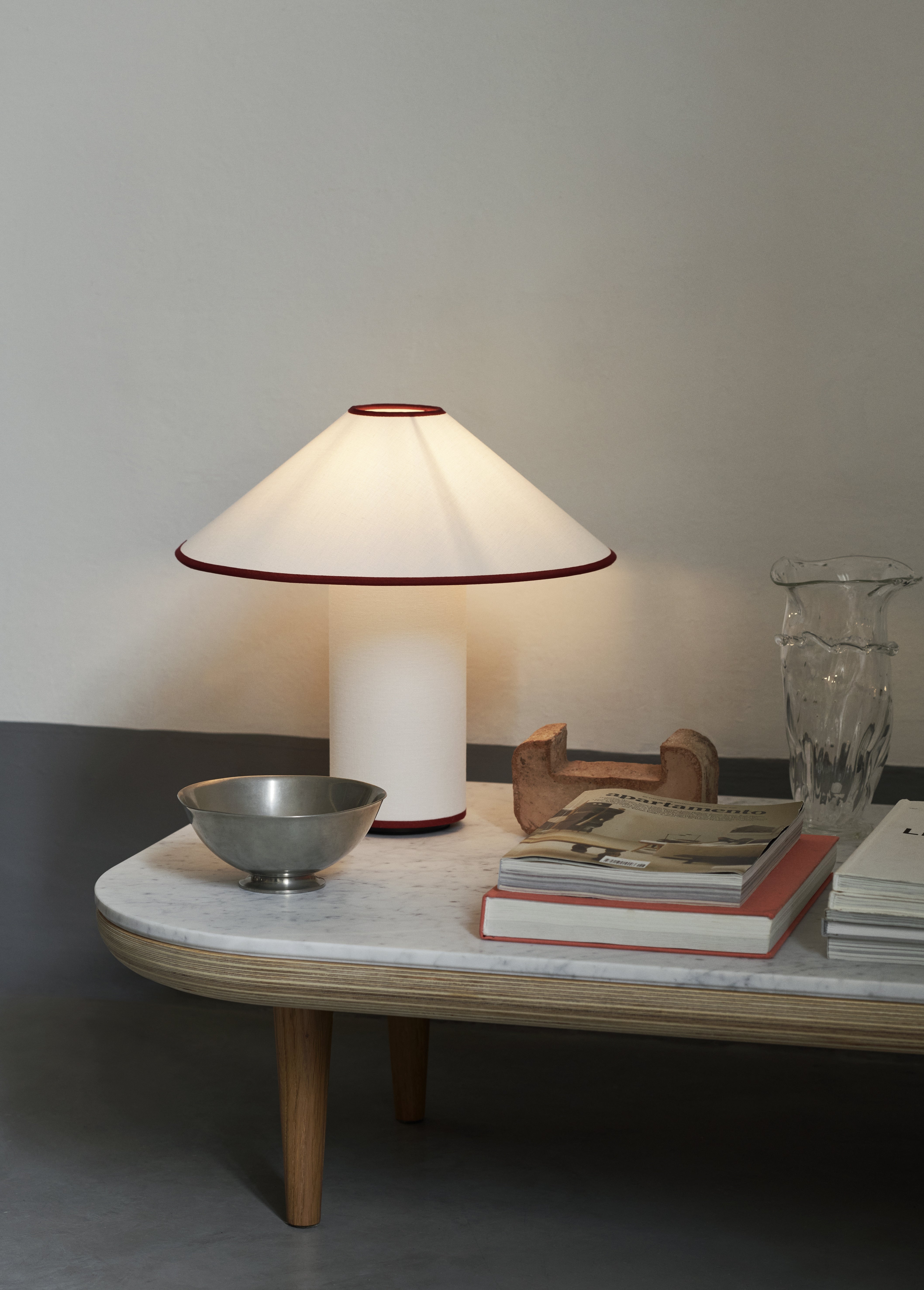 Stolná lampa COLETTE ATD6 biela s červeným povrchom