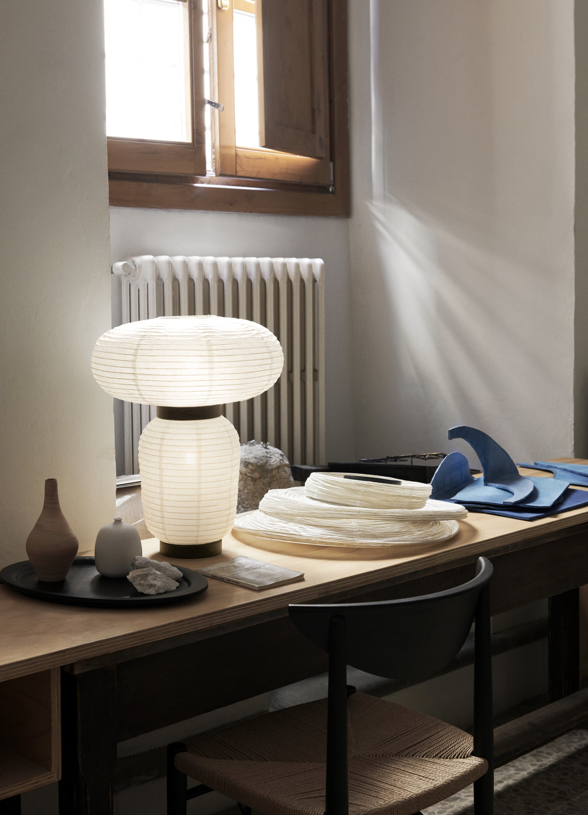 Stolná lampa FORMAKAMI JH18 s bielym papierovým tienidlom a čiernym dubovým povrchom