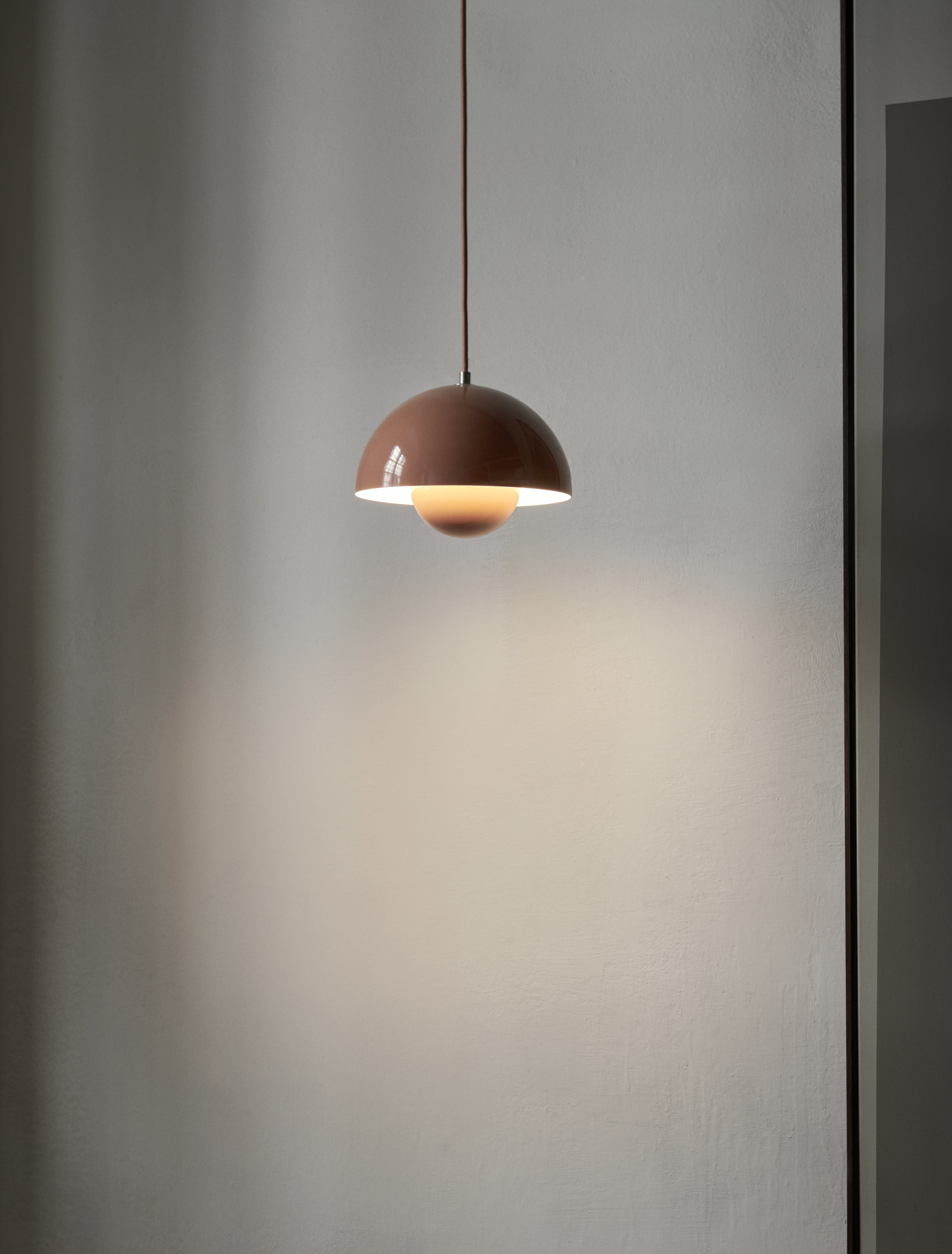 Lampa visiacá FLOWERPOT vínová červená