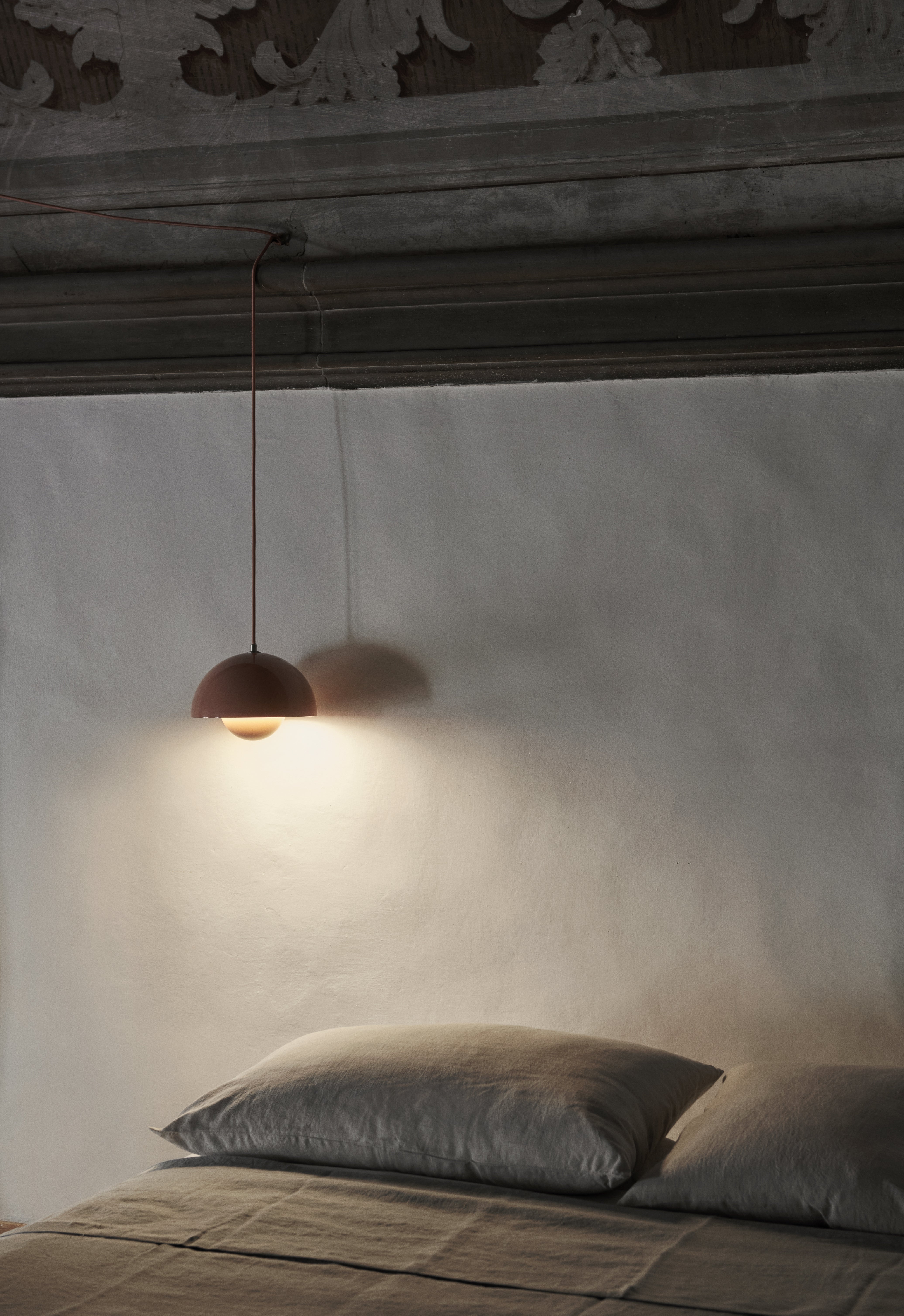 Lampa visiacá FLOWERPOT vínová červená