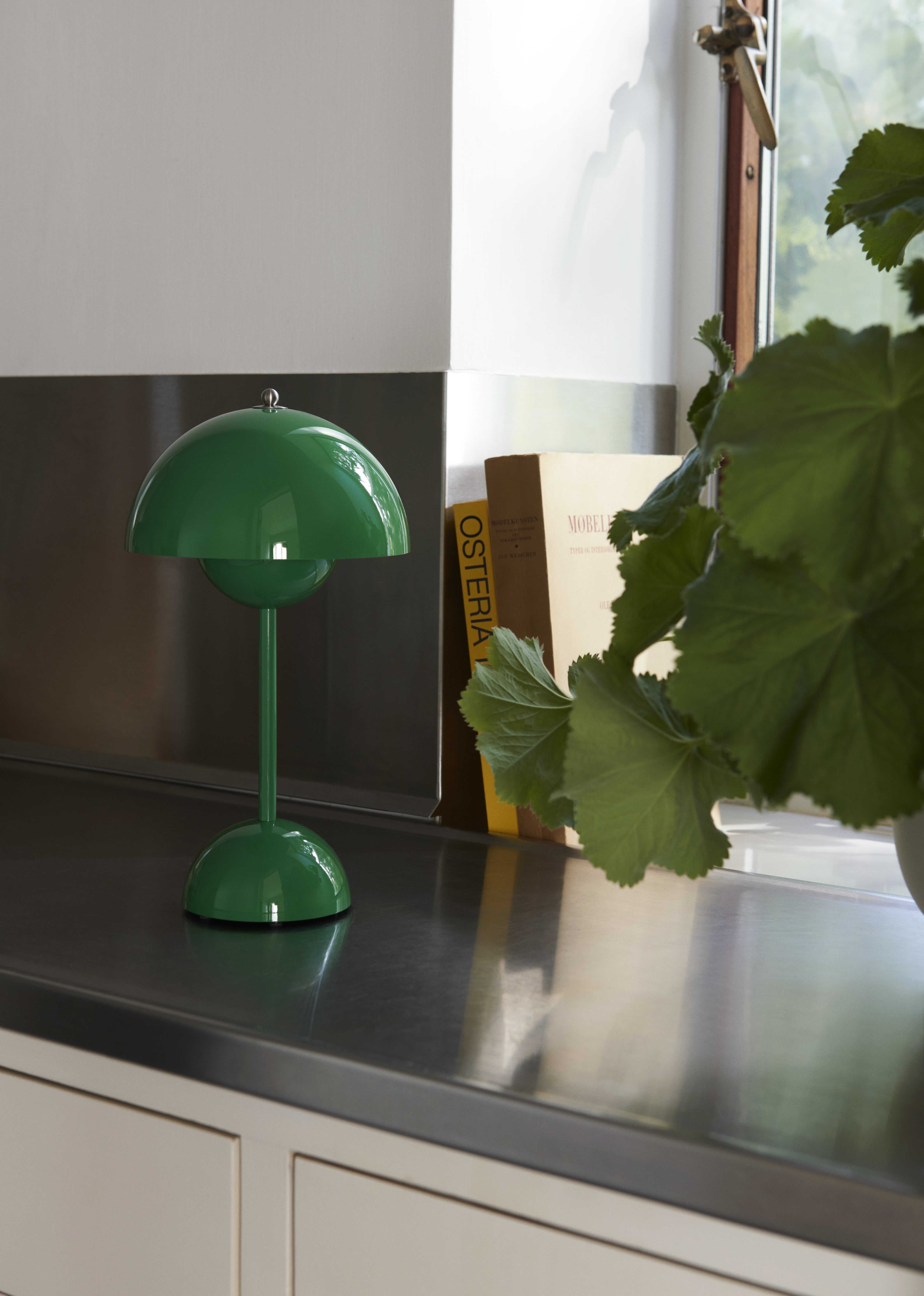 Prenosná lampa FLOWERPOT VP9 v intenzívnej zelenej farbe