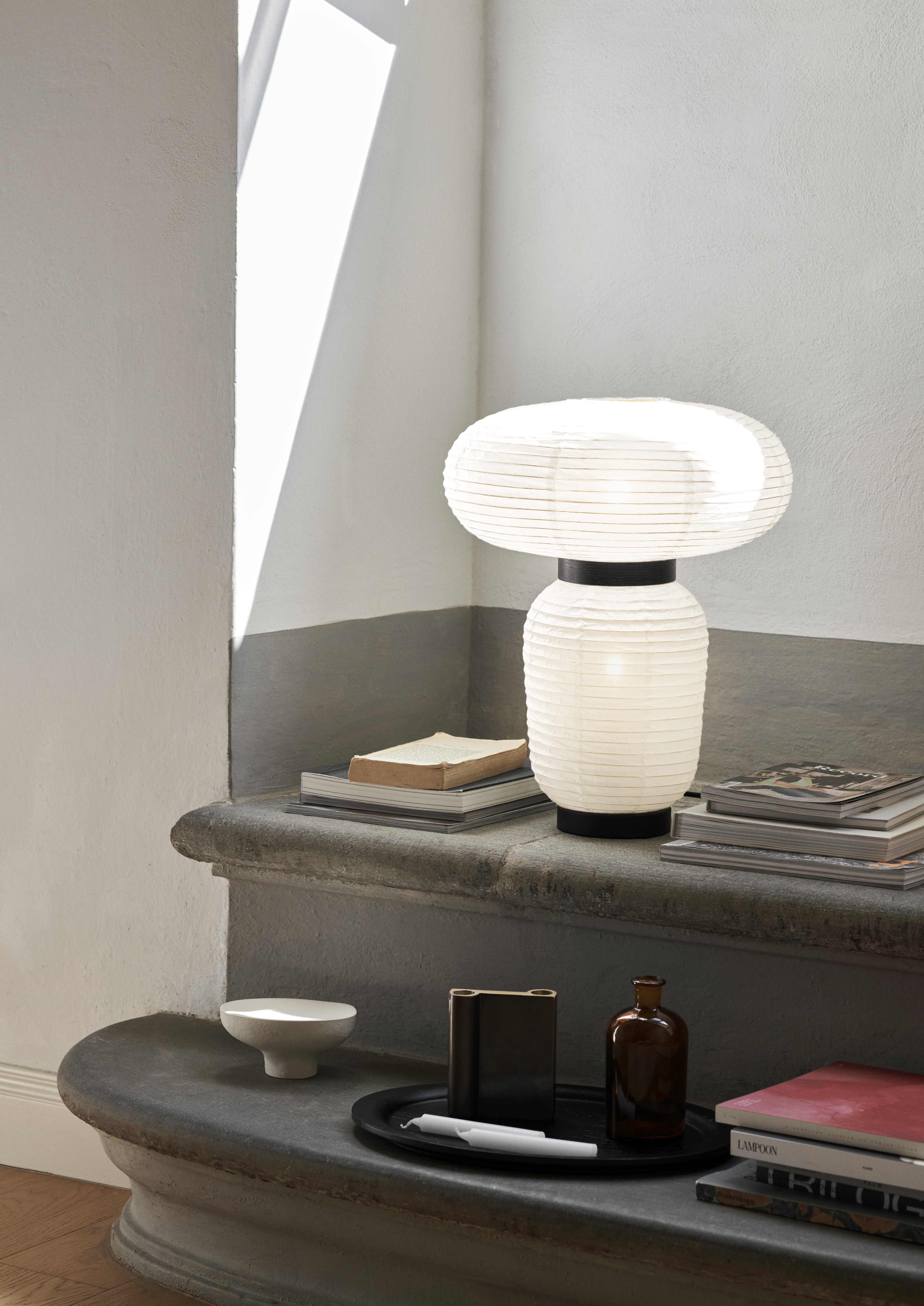 Stolná lampa FORMAKAMI JH18 s bielym papierovým tienidlom a čiernym dubovým povrchom