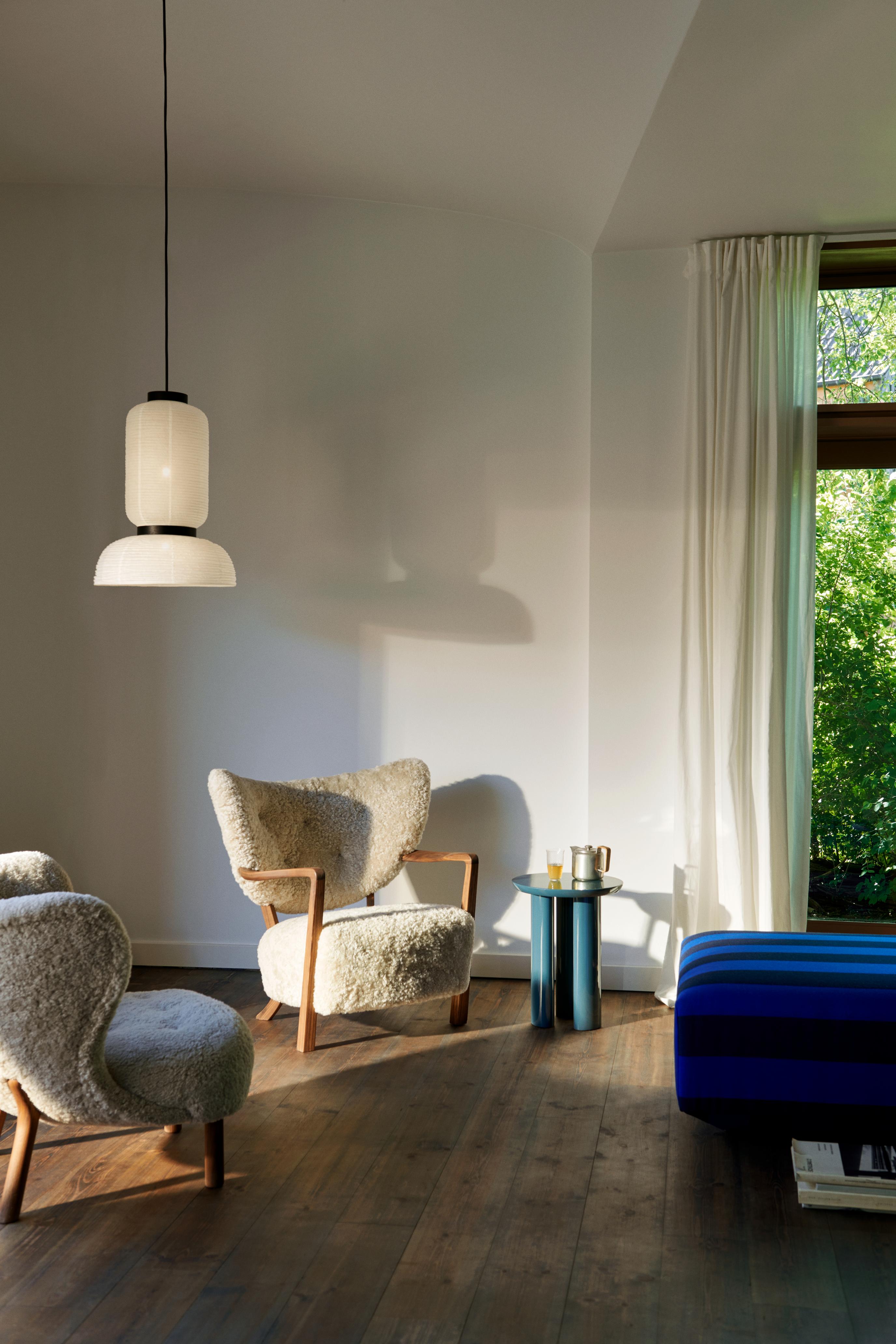 Lampa visiacá FORMAKAMI JH3 s bielym papierovým tienidlom a čiernym dubovým povrchom.