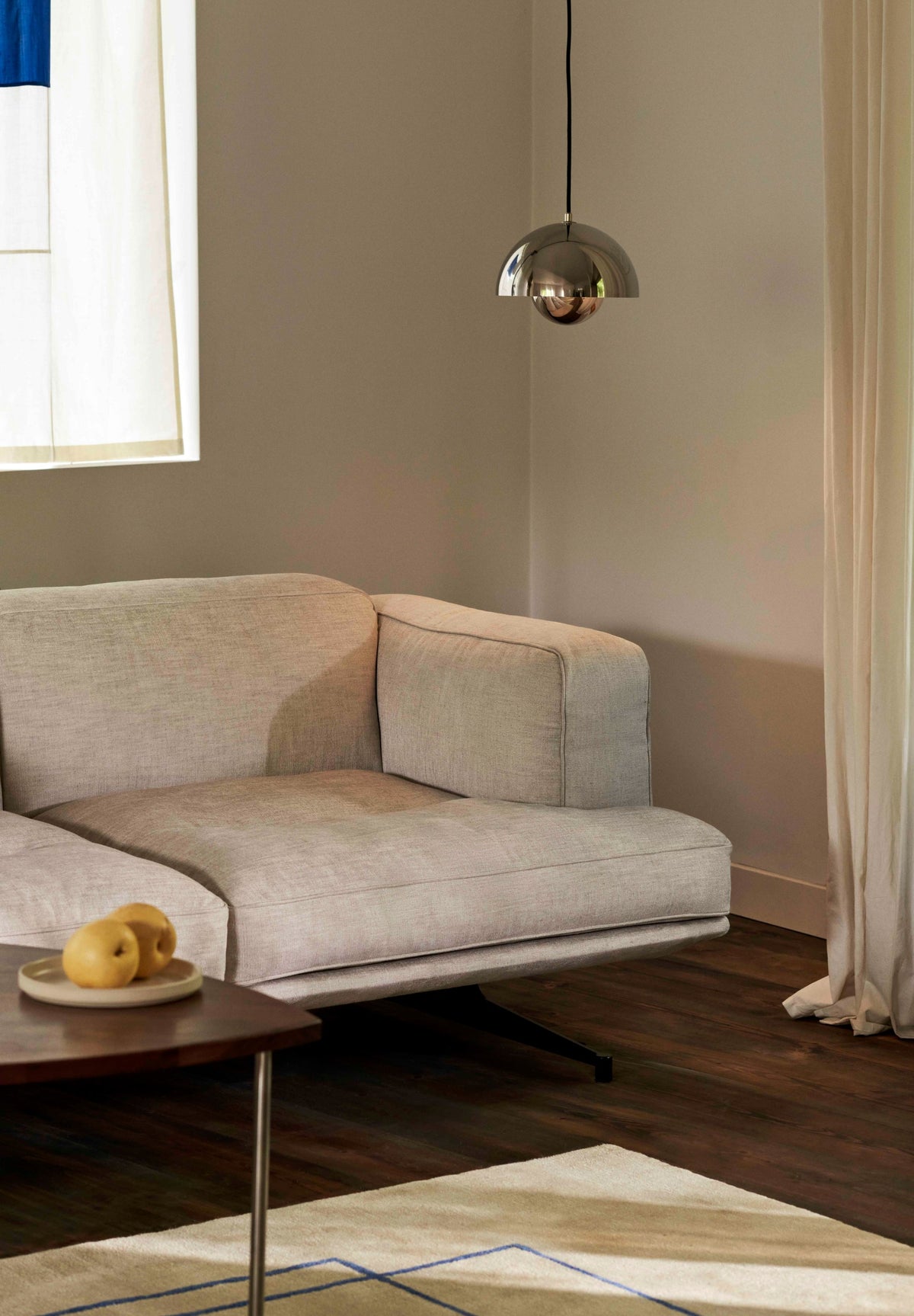 Sofa pre 2 osoby INLAND AV22 čalúnená s čiernym podstavcom