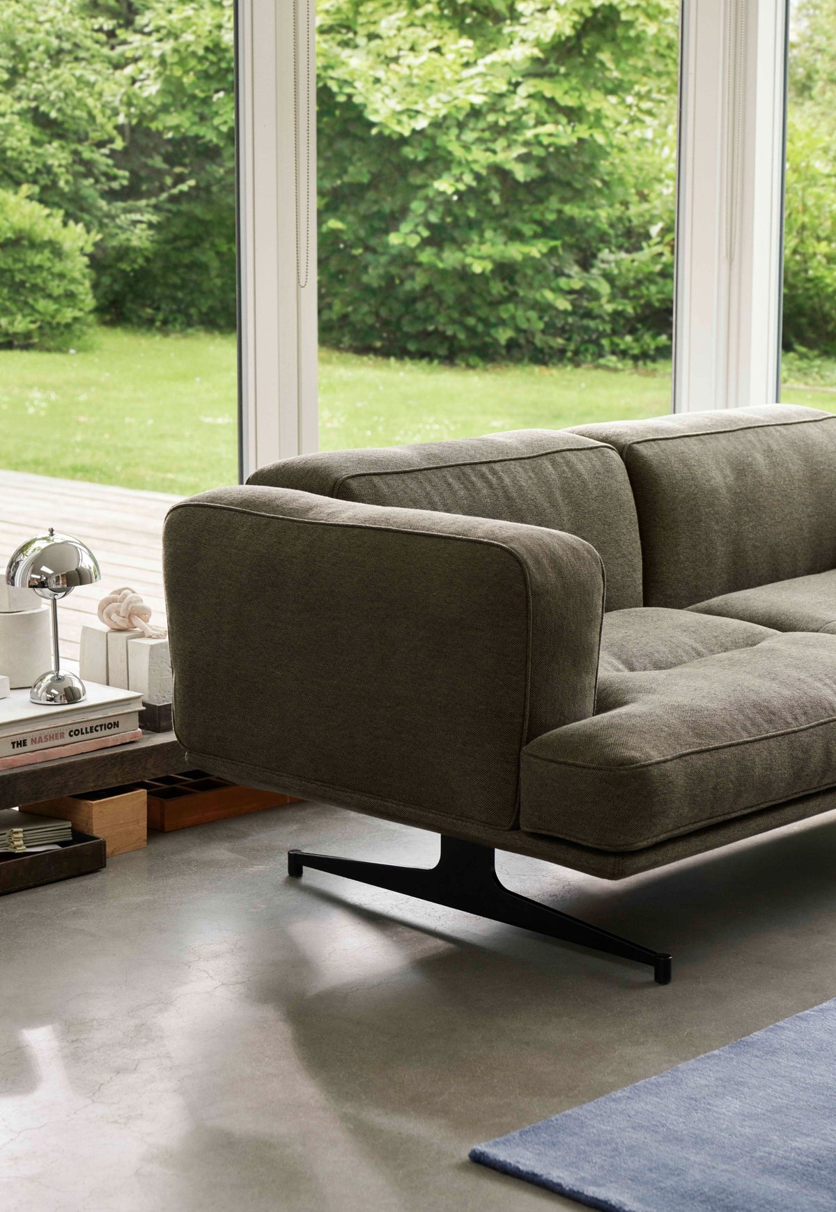 Sofa pre 2 osoby INLAND AV22 čalúnená s čiernym podstavcom