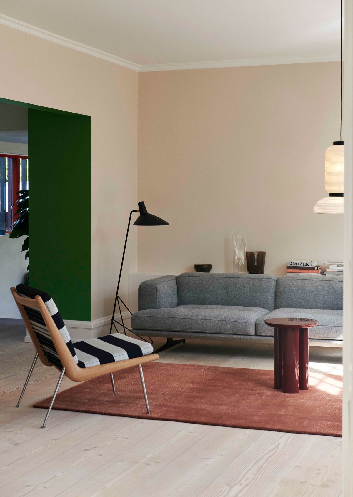 Sofa 3-osobová INLAND AV23 čalúnená s čiernym podstavcom
