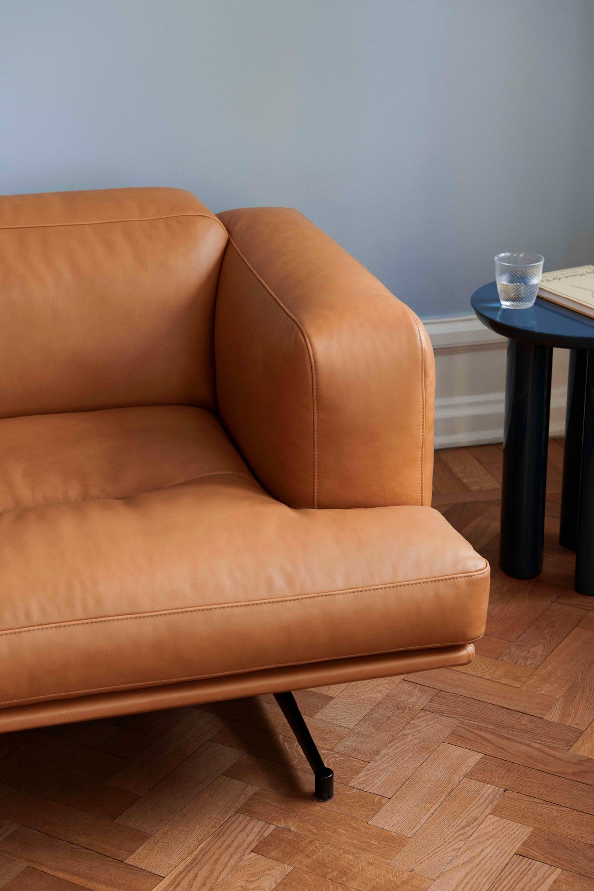 Sofa 3-osobová INLAND AV23 čalúnená s čiernym podstavcom