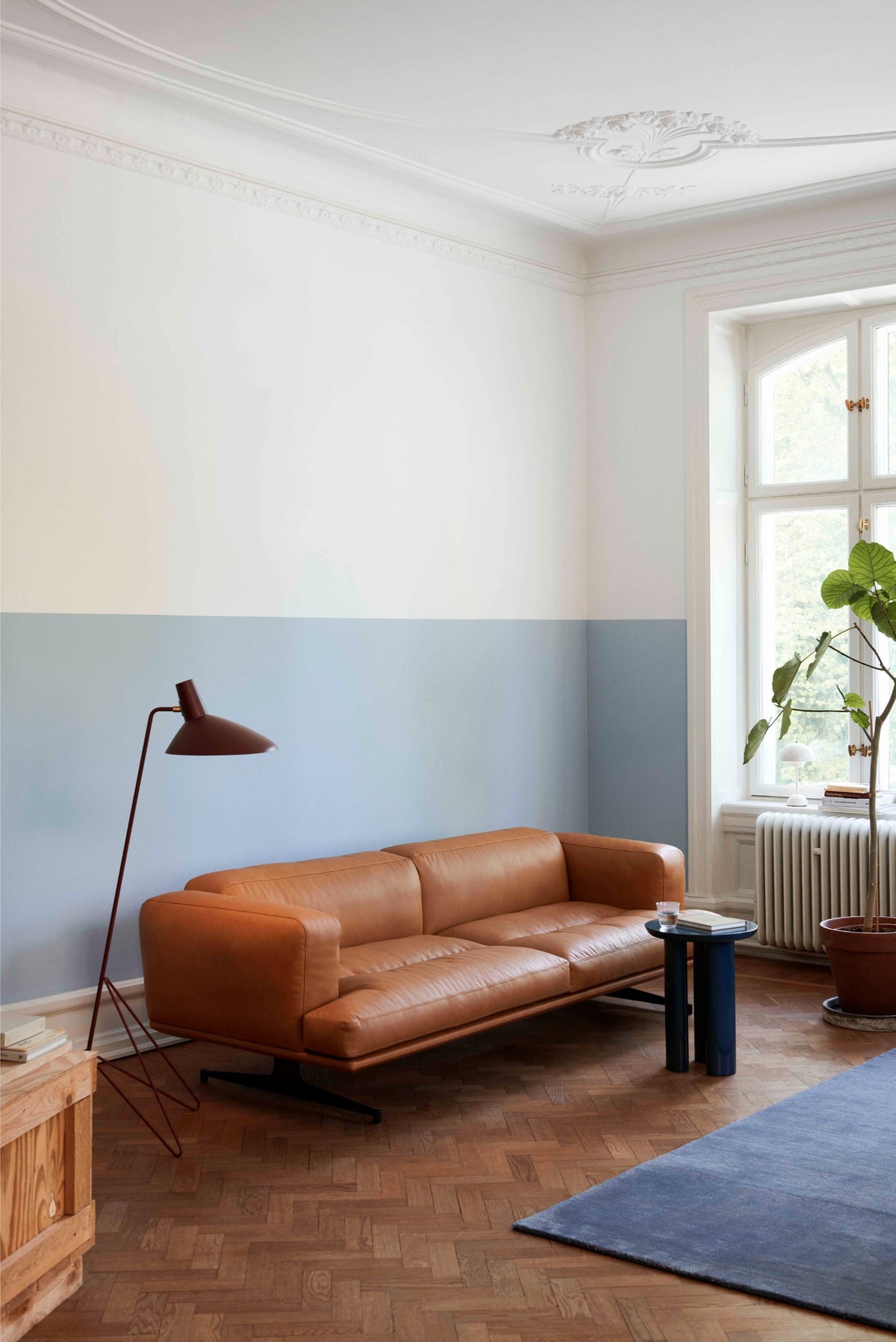 Sofa 3-osobová INLAND AV23 čalúnená s čiernym podstavcom