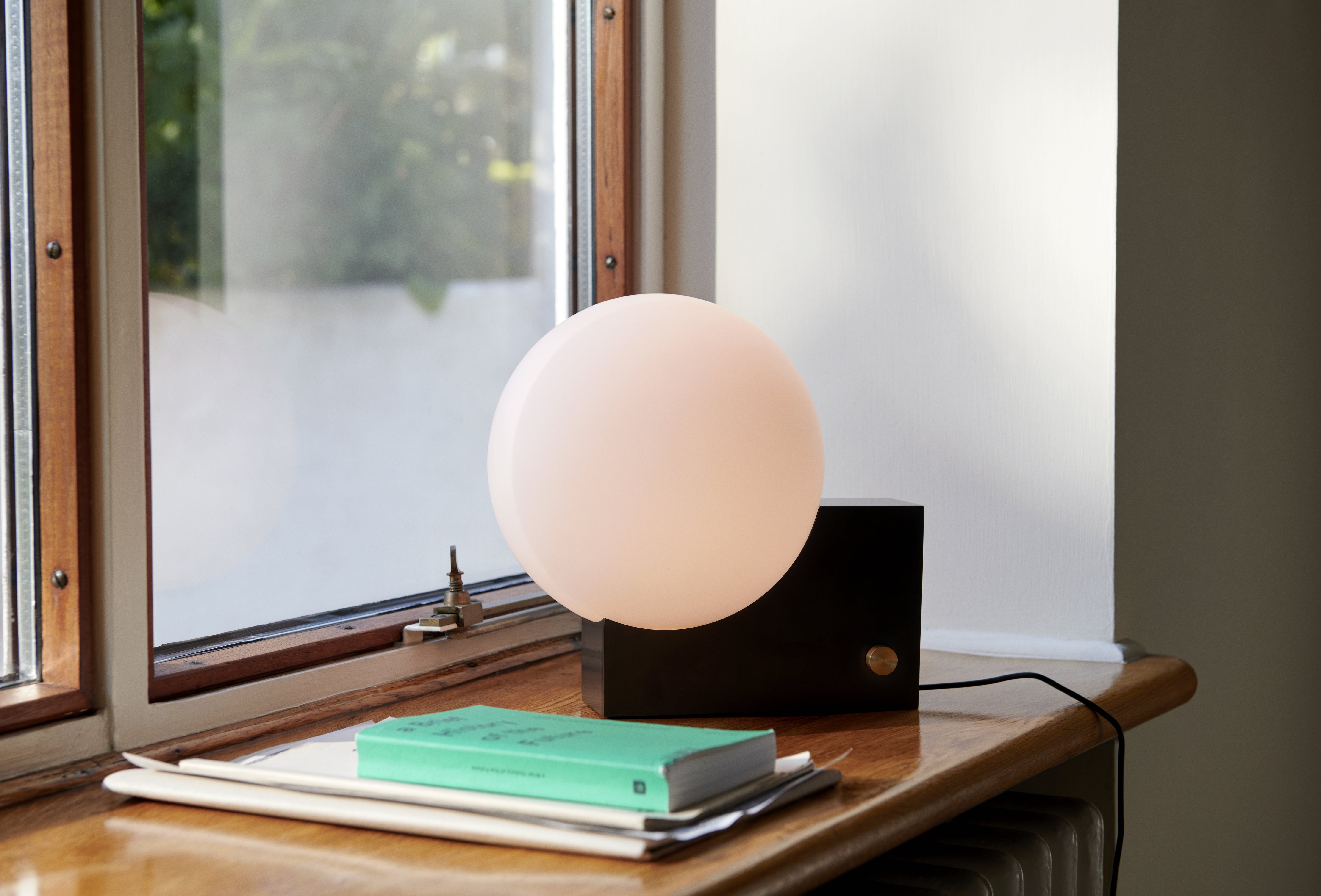 Lampa stolná JOURNEY SH1 s mliečnym tienidlo a čiernym podstavcom