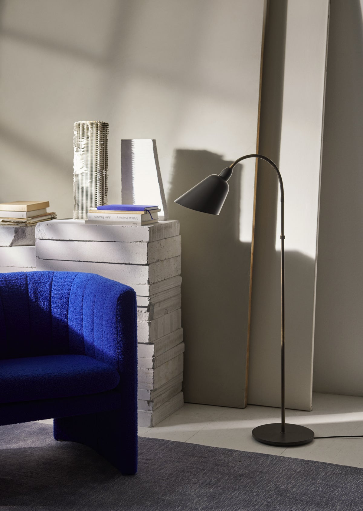 Stolná lampa BELLEVUE AJ7 biela s hnedou mosadznou základňou