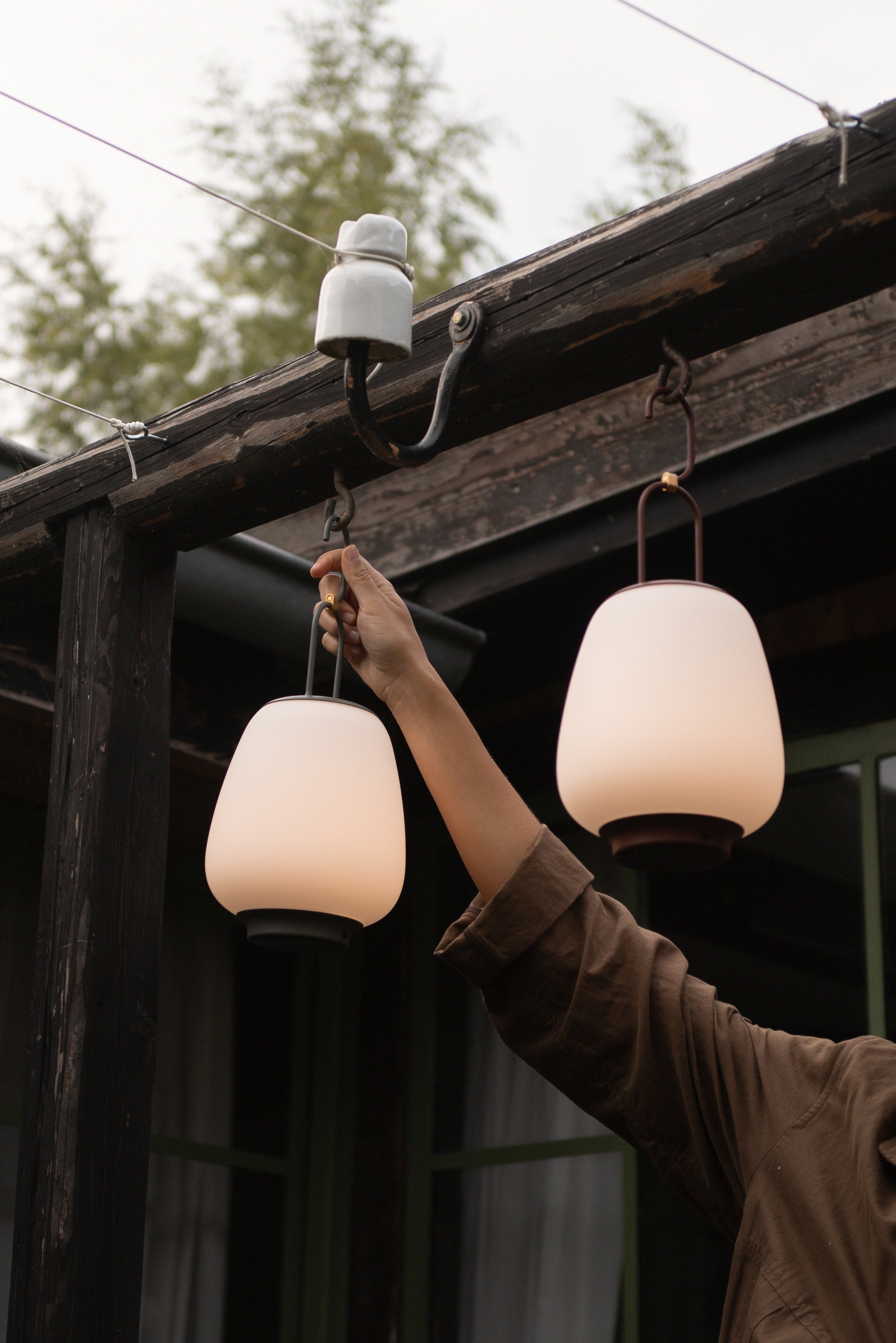 Prenosná vonkajšia lampa LUCCA SC51 biela s čiernym povrchom